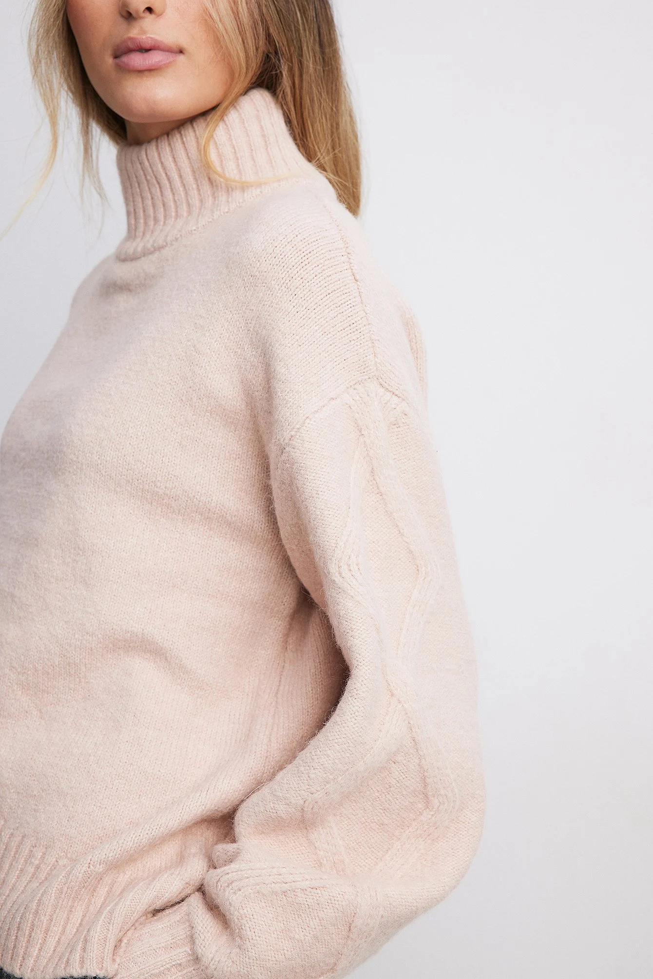 Strickpullover mit Zopfmuster und Rollkragen