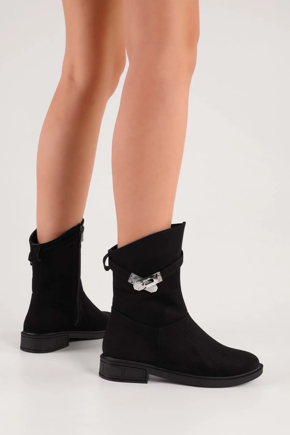 Shoeberry  Damen-Stiefel Mayslie aus schwarzem Wildleder mit flachem Absatz und Schnalle aus schwarzem Wildleder
