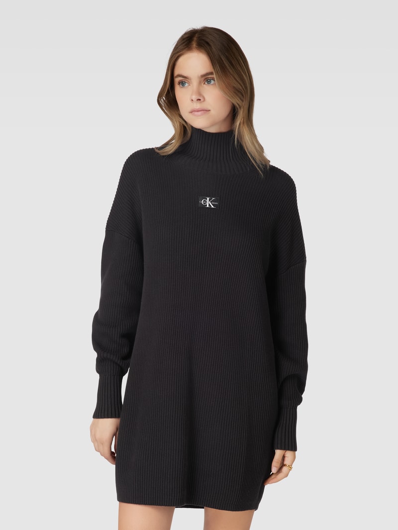 Strickkleid mit Stehkragen und Label-Patch in schwarz