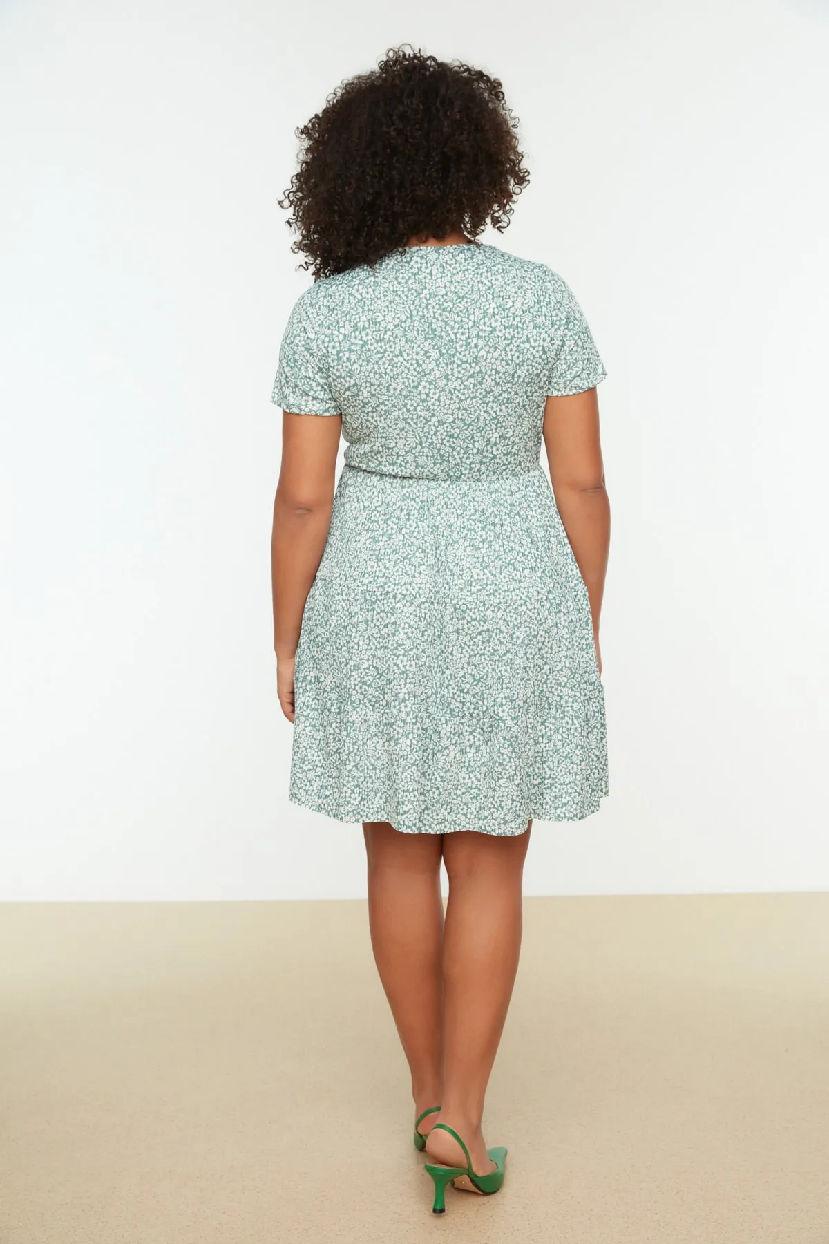 Trendyol Curve  Grünes Strickkleid mit V-Ausschnitt und Blumenmuster TBBSS22EL1638