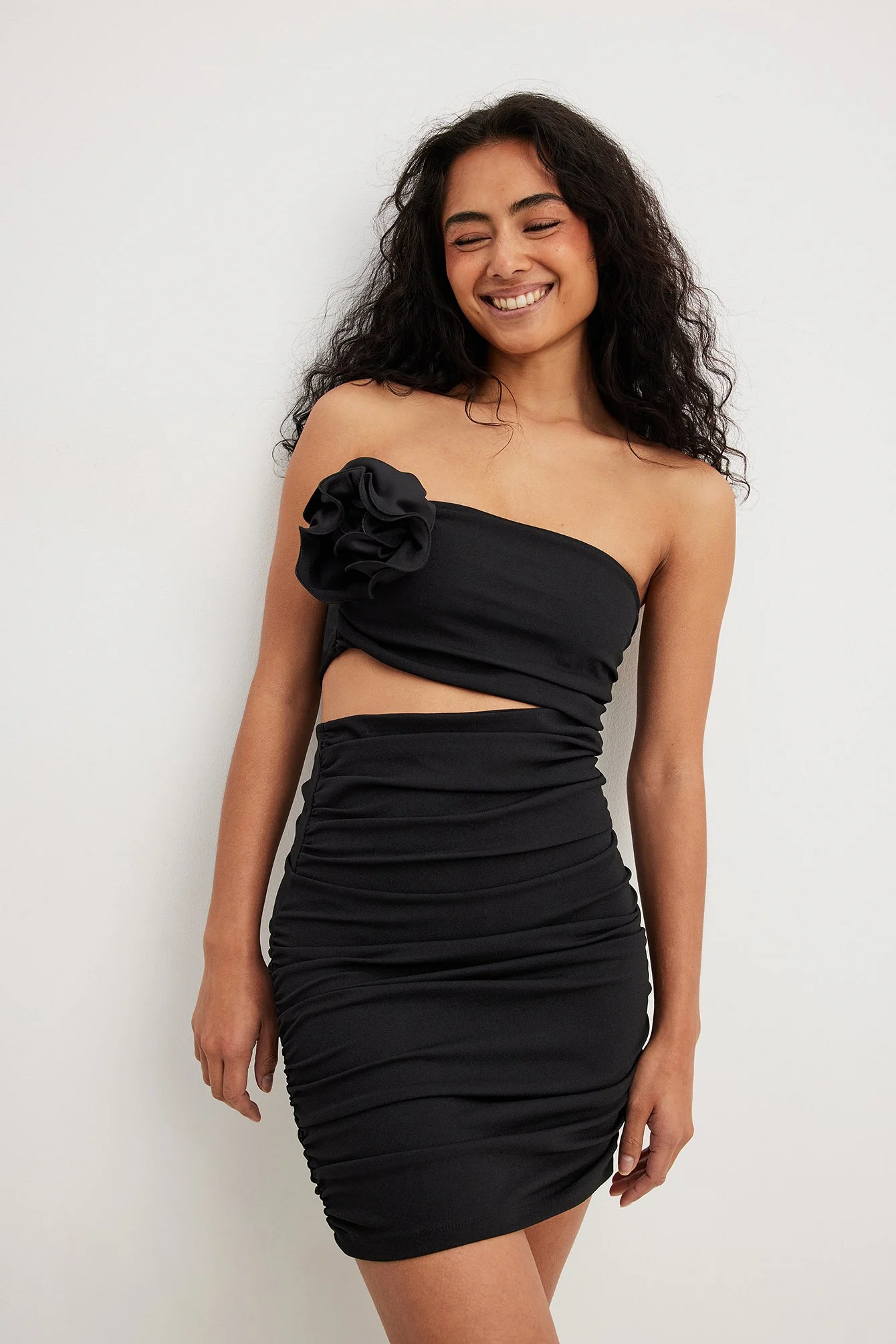 Ausgeschnittenes Minikleid mit Rosen