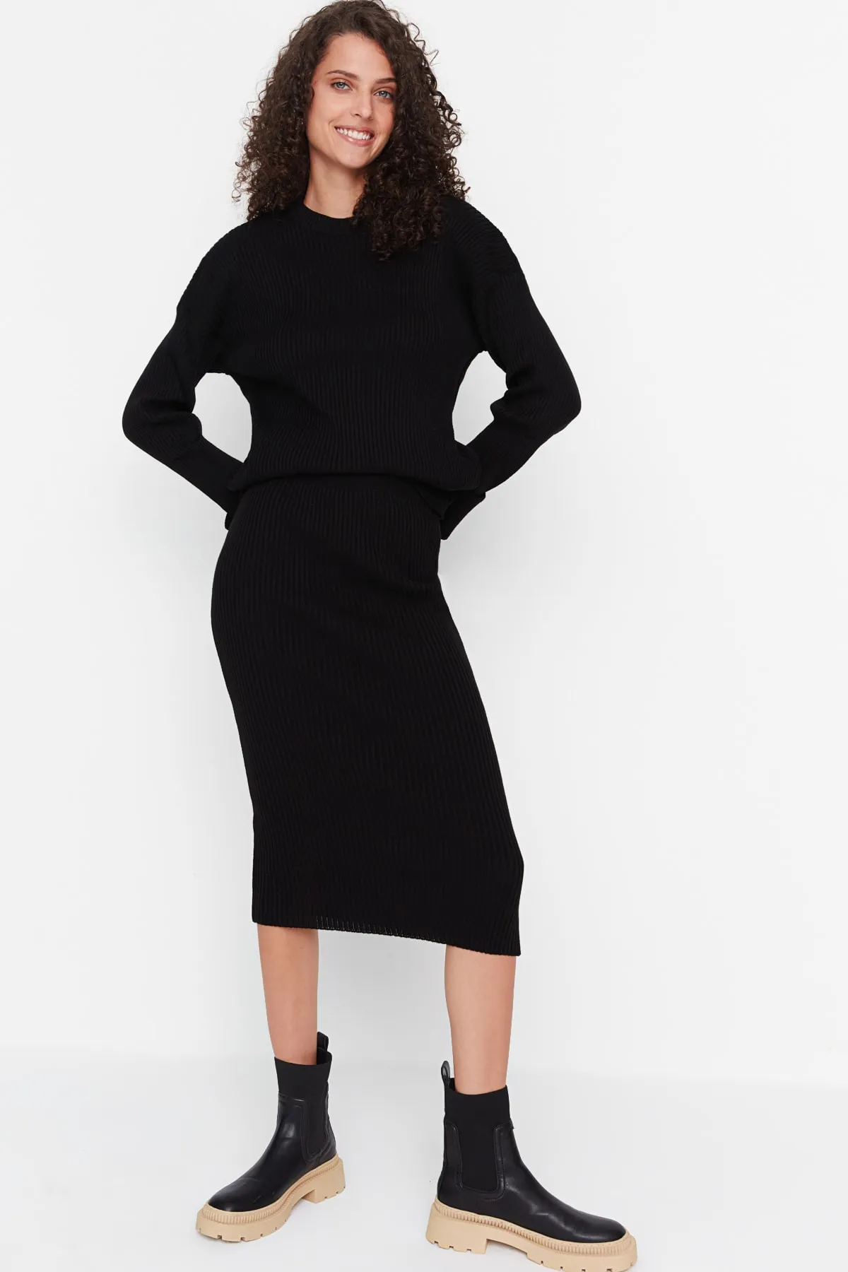 Trendyol Collection  Schwarzes Strickoberteil und -unterteil mit tief ausgeschnittenen Ärmeln TWOAW23AU00086