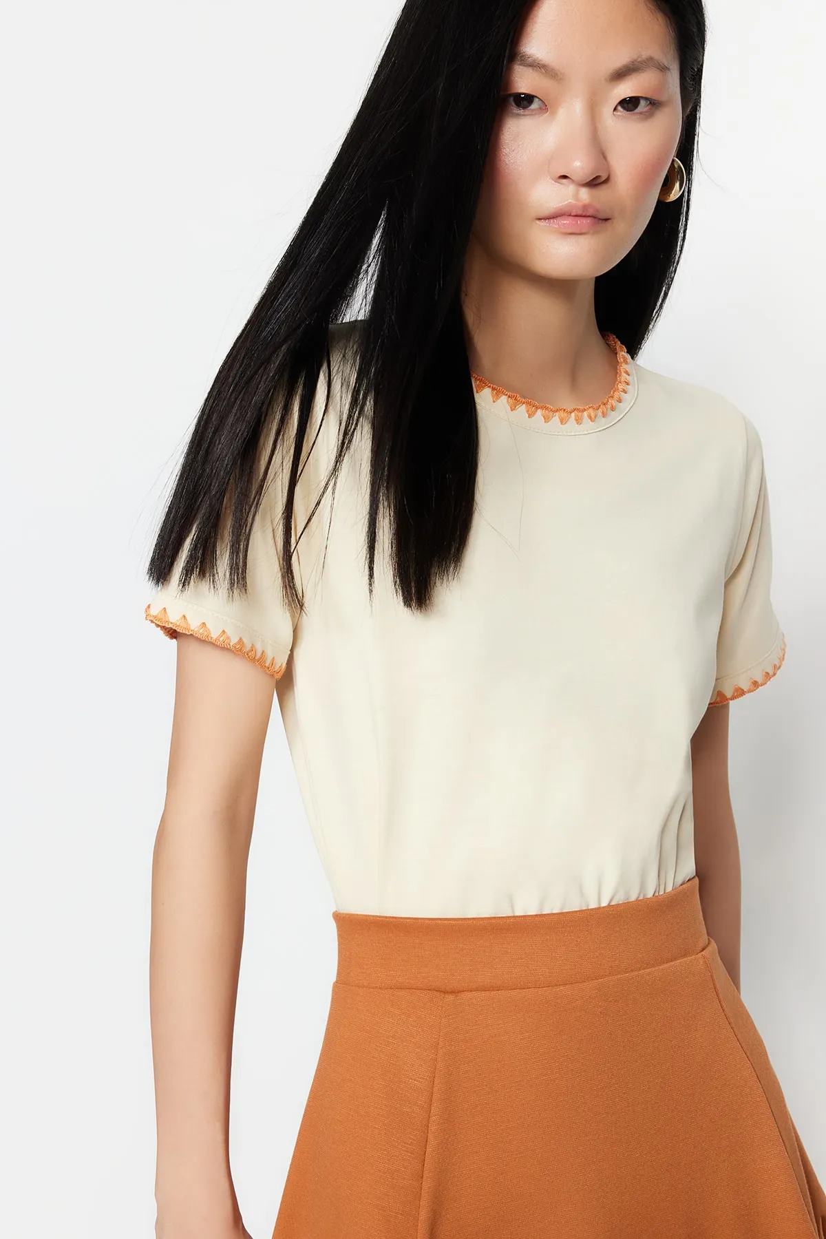 Trendyol Collection  Stone Basic-Strick-T-Shirt aus 100 % Baumwolle mit Rundhalsausschnitt und Kontrastnaht-Detail TWOSS19AD0085