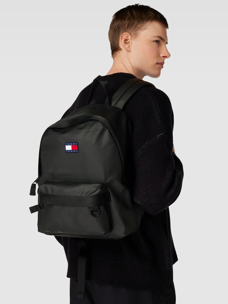 Rucksack in Two-Tone-Machart mit Label-Patch in schwarz