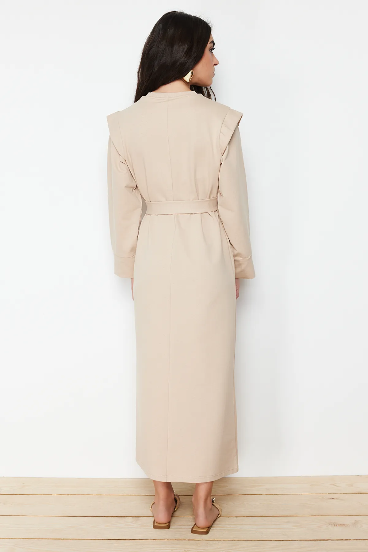 Trendyol Modest  Beigefarbenes Strickkleid mit Gürtel und Schulterdetail TCTSS24EB00120