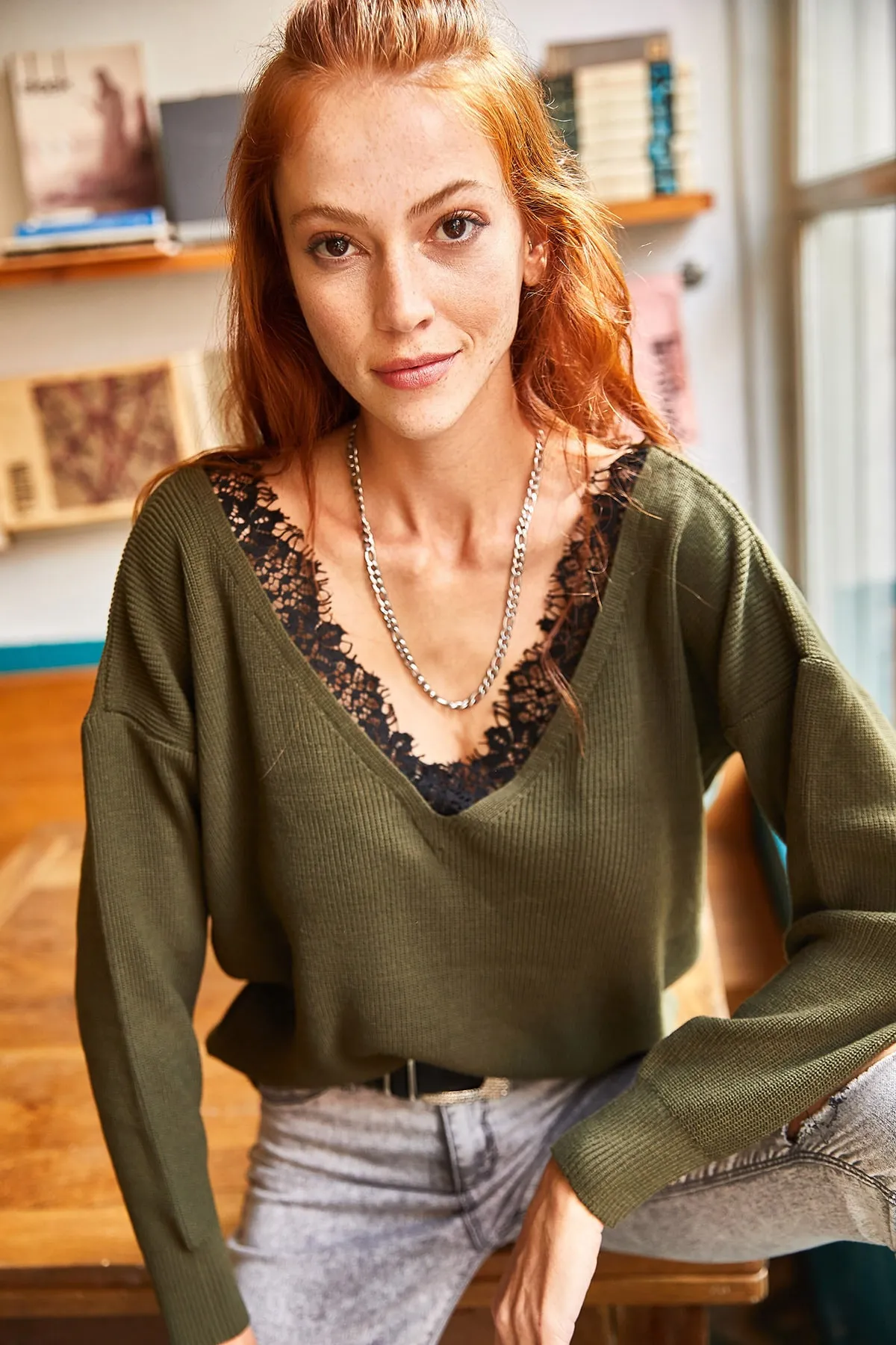 Olalook  Damen-Strickbluse mit Khaki-Kragen und Spitze BLZ-19001605