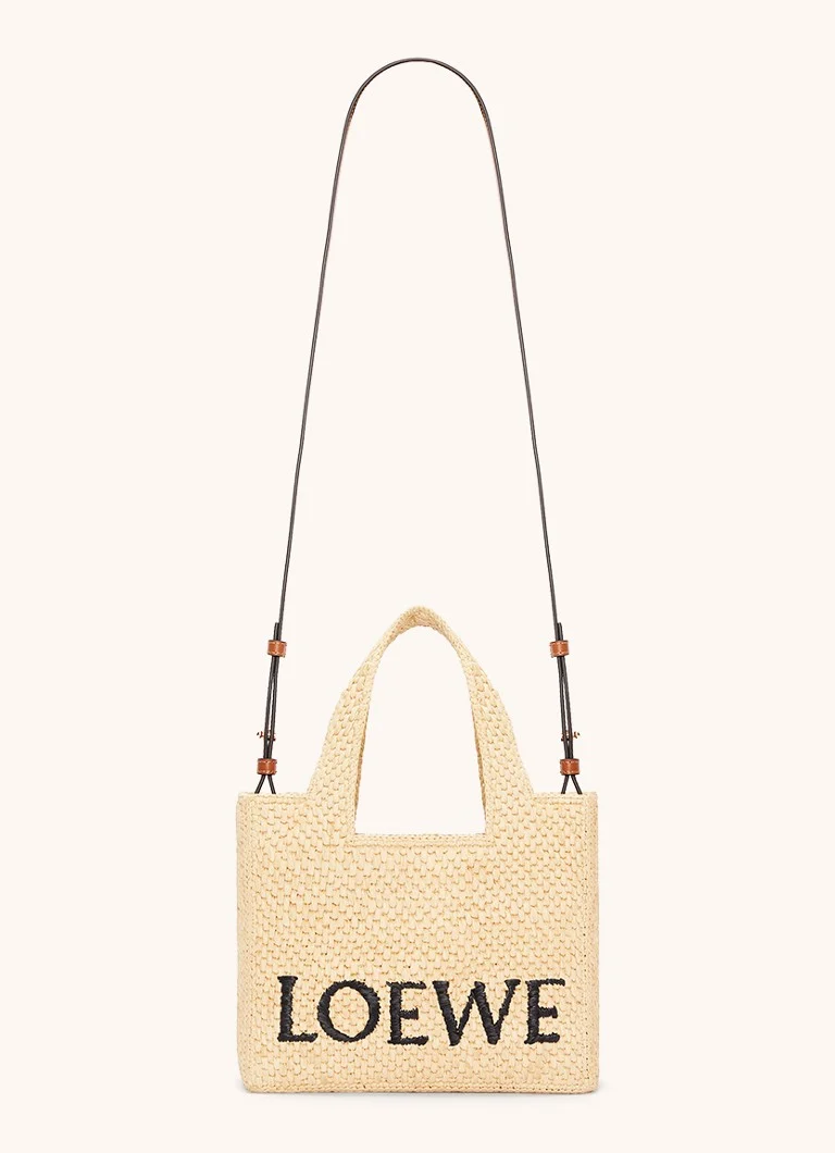 LOEWE Font Pieni raffiasta valmistettu ostoslaukku