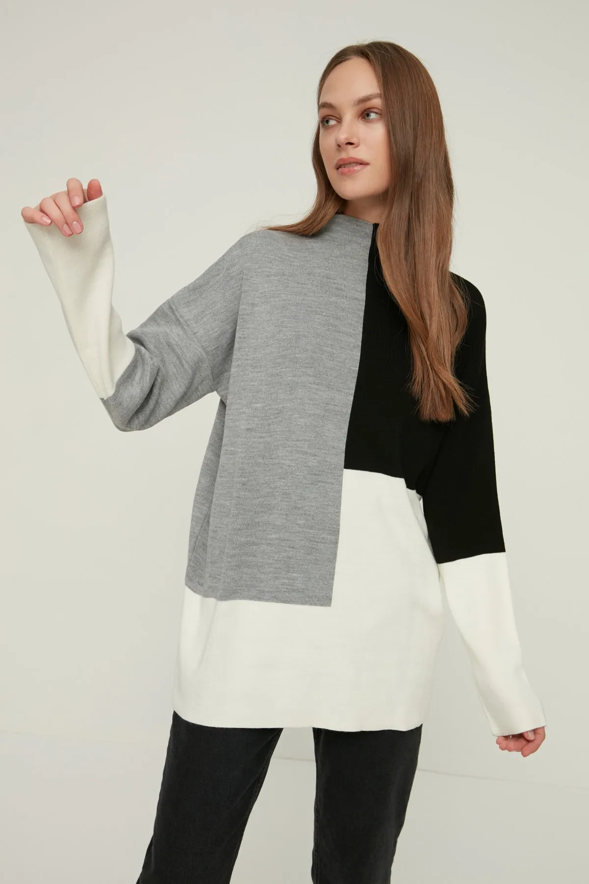Trendyol Modest  Schwarzer Farbblock-Strickpullover mit hohem Kragen TCTAW22AK0054