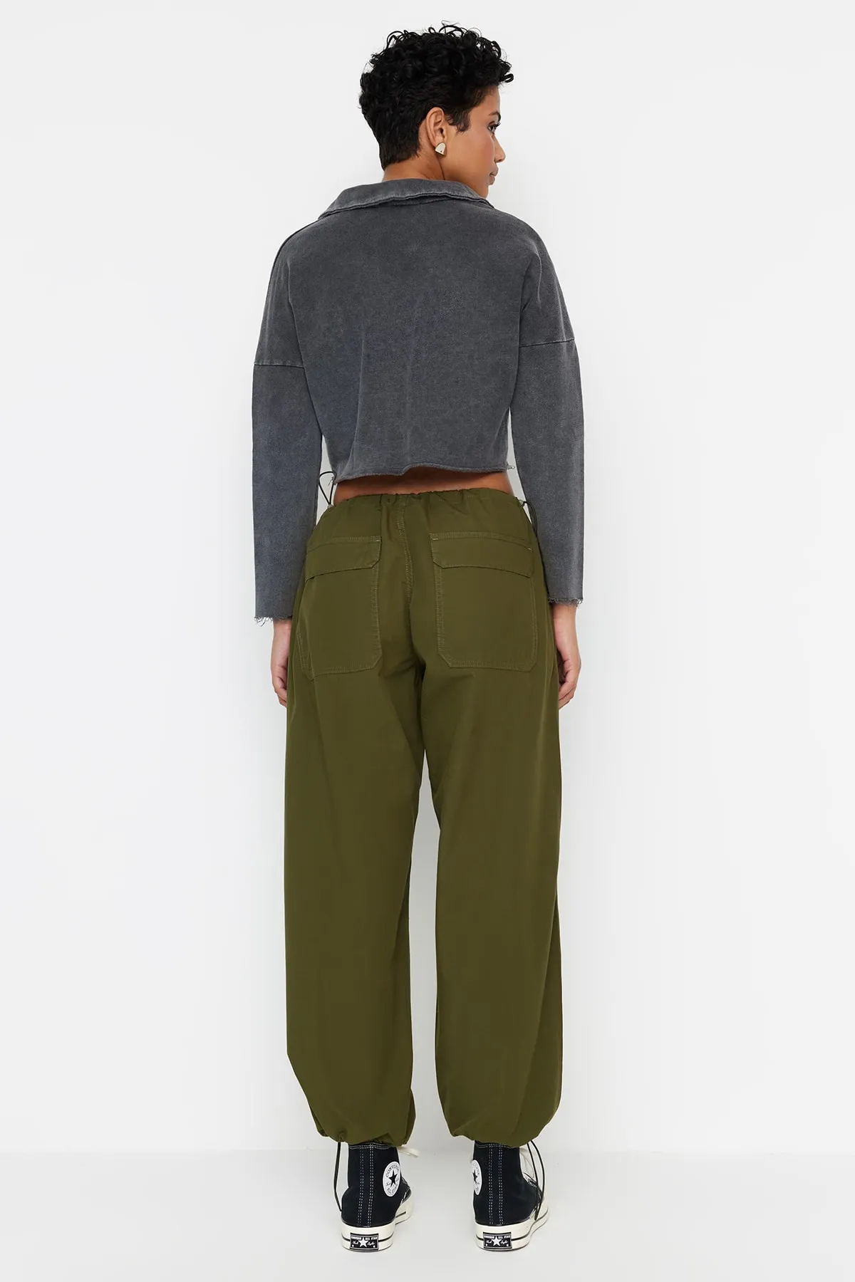 Trendyol Collection  Khakifarbene Fallschirmhose mit Stopper und normaler Taille TWOAW23JE00738