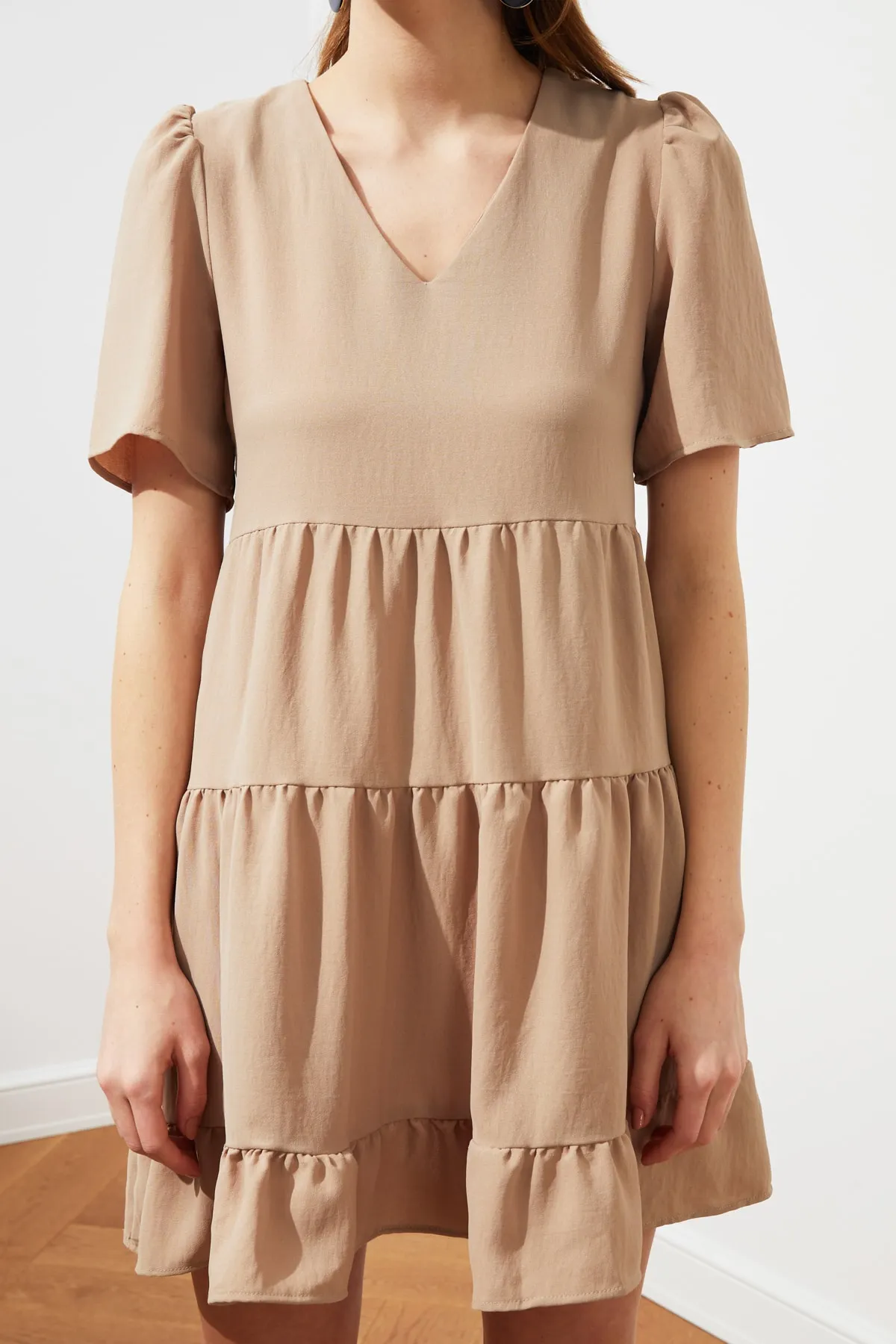 Trendyol Collection  Steinfarbenes, weit geschnittenes Mini-Webkleid TWOSS20EL0400