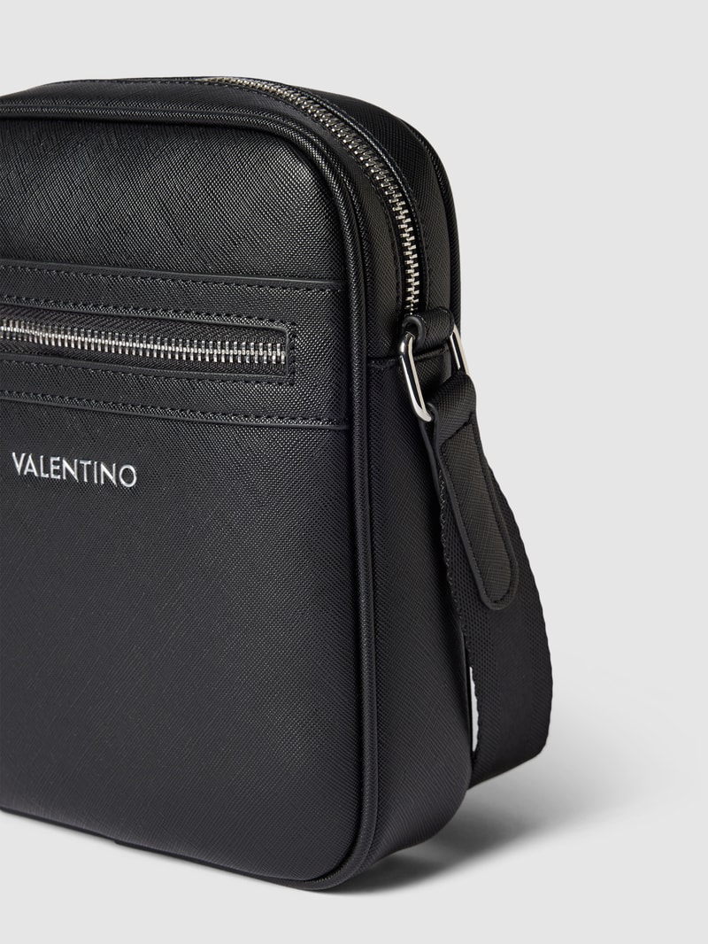Crossbody Bag mit Label-Detail in schwarz