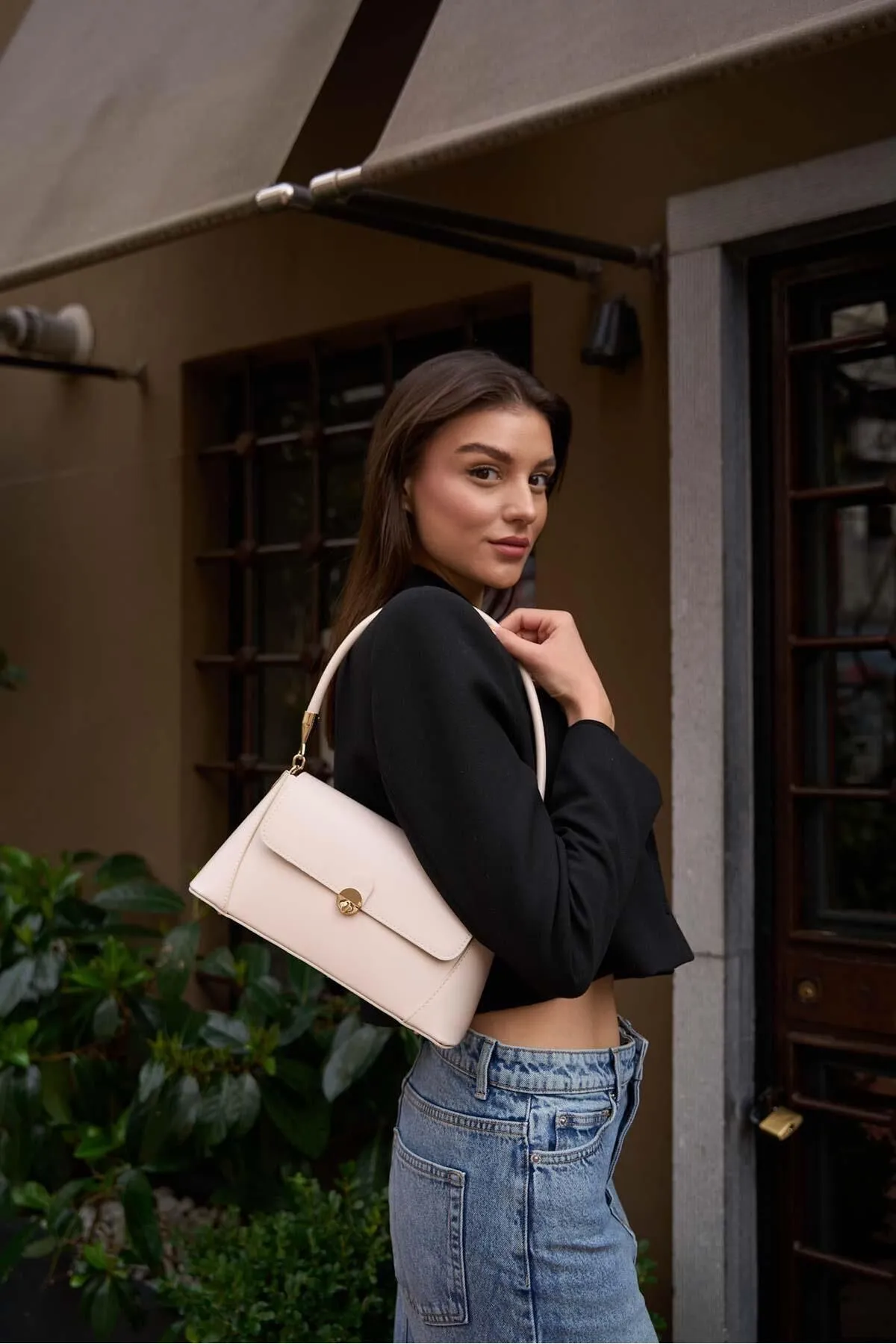Madamra  Cremefarbene Umhängetasche für Damen im Retro-Leder-Look mit Frontdeckel