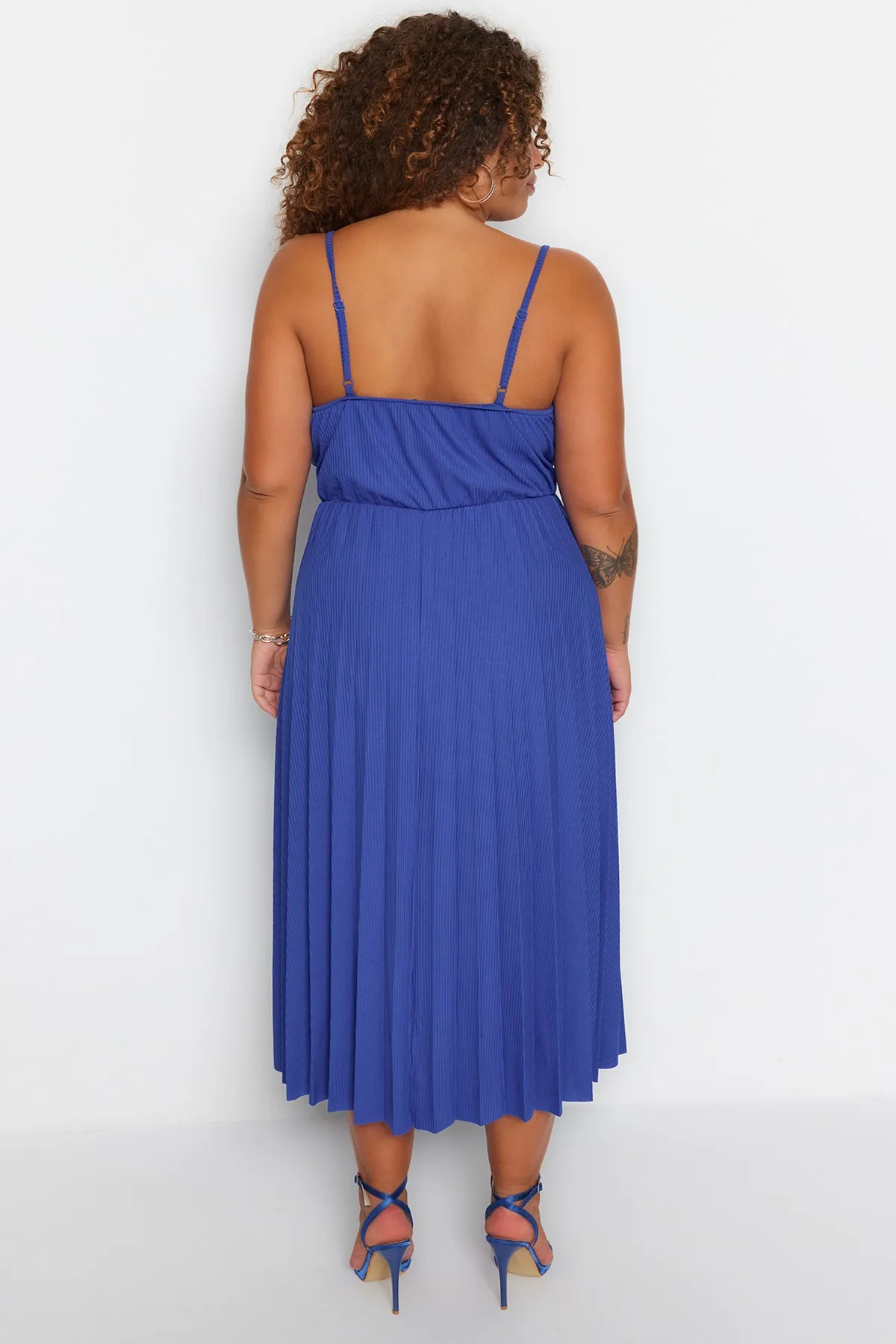 Trendyol Curve  Saks Zweireihiges Strickkleid mit Kragen und Riemen TBBSS22EL1565