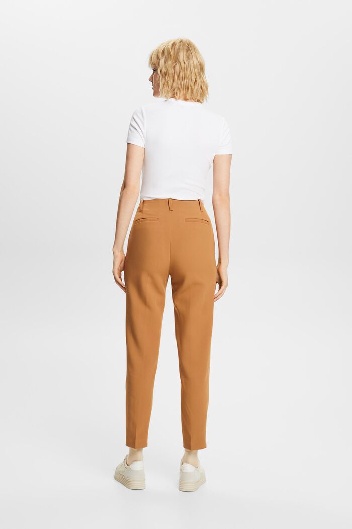Chino mit hohem Bund und Abnähern