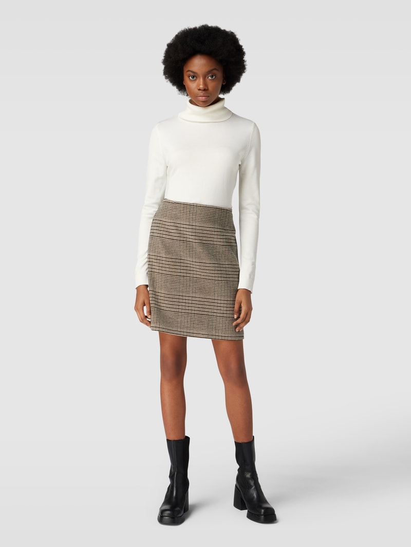 Rollkragenpullover in unifarbenem Design mit Label-Detail in offwhite