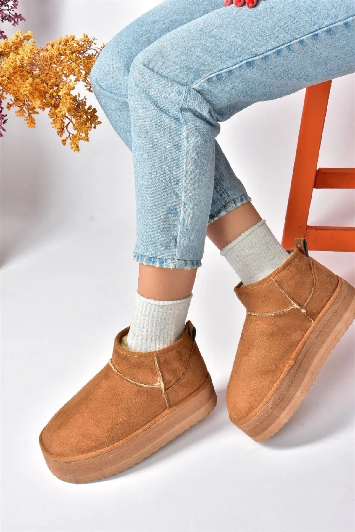 Fox Shoes  Halbhohe Damenstiefel aus braunem Wildleder mit dicken Sohlen und Haaren auf der Innenseite N824509202