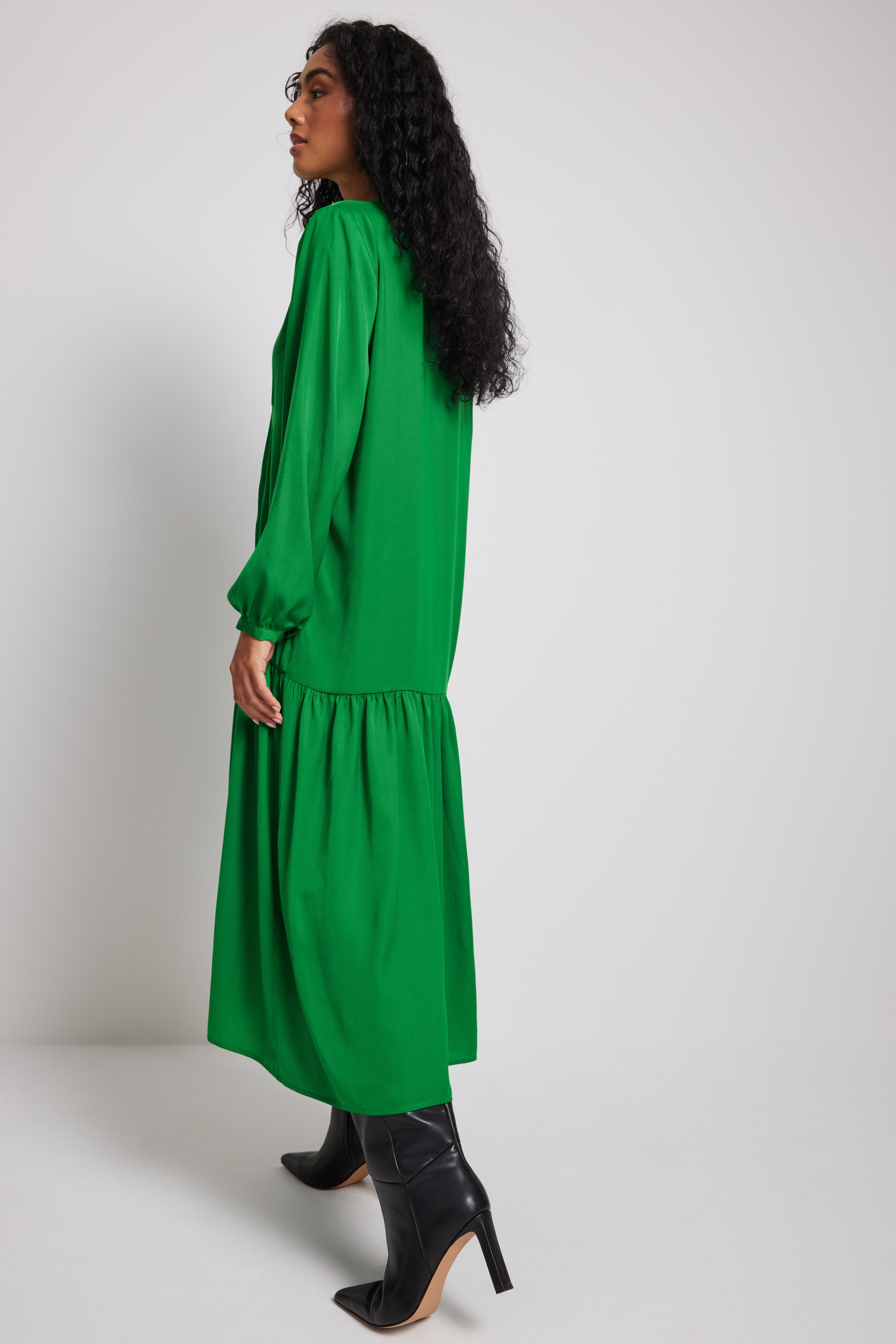 Fließendes Midikleid