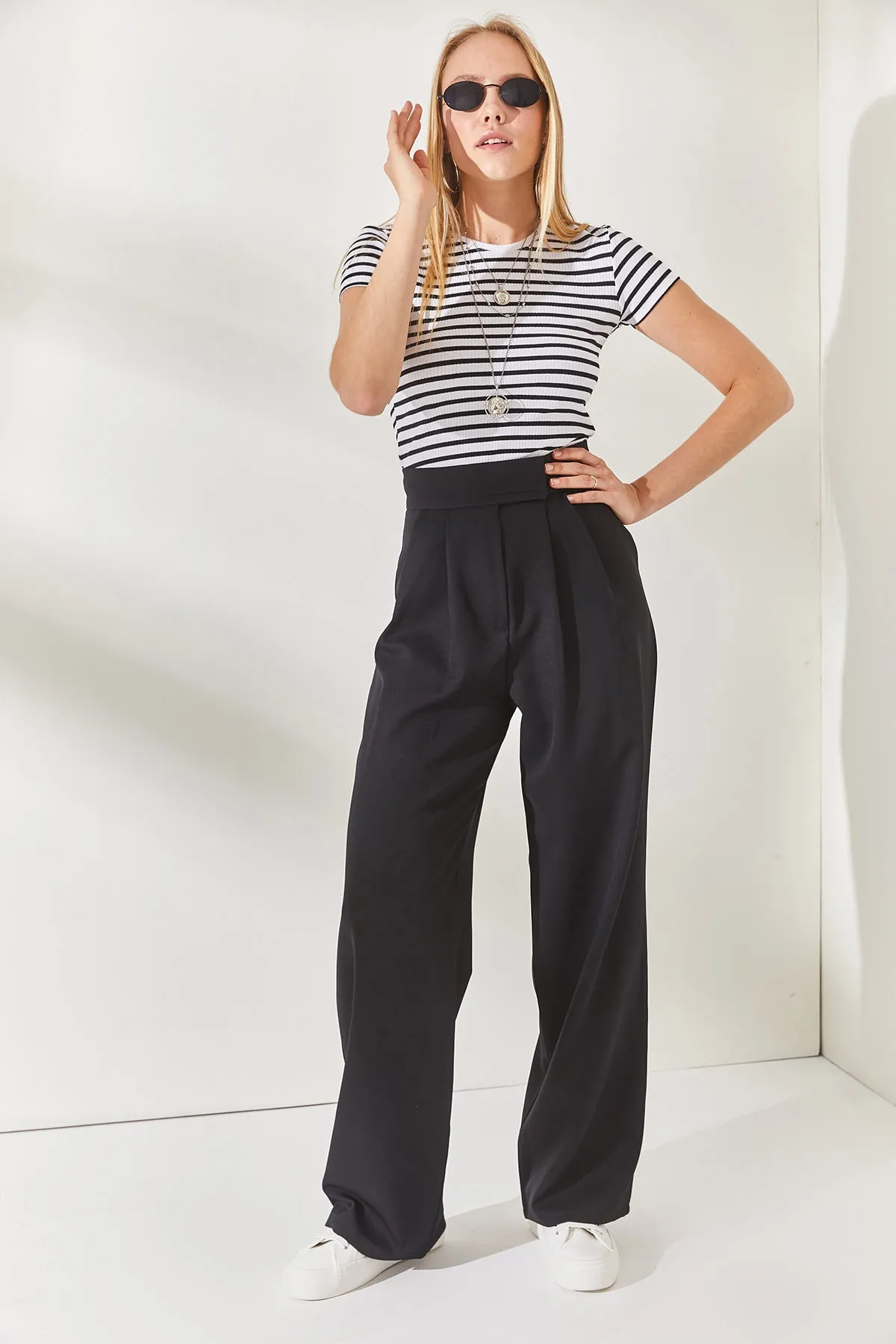 Olalook  Schwarze, plissierte Palazzo-Hose mit Klettverschluss am Bund PNT-19000222