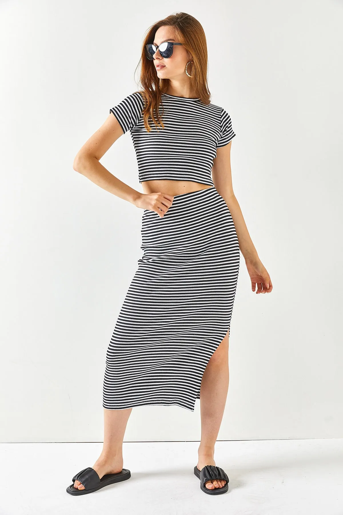 Olalook  Damen gestreifter schwarzer kurzärmliger Lycra-Anzug mit Schlitzrock TKM-19000194