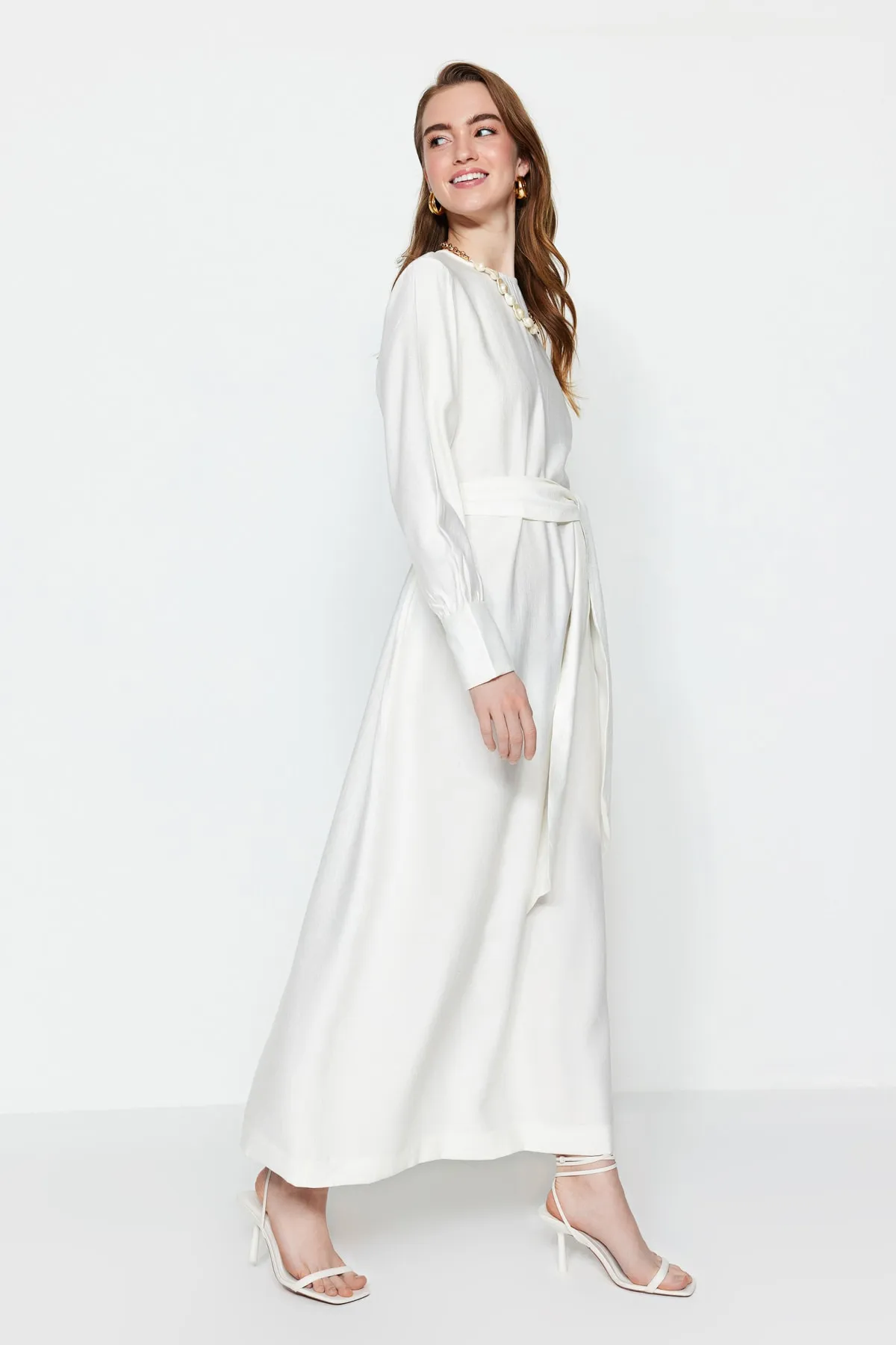 Trendyol Modest  Weißes, gewebtes Kleid in Leinenoptik mit breitem Gürtel und Reißverschlussbündchen TCTSS23EB00219