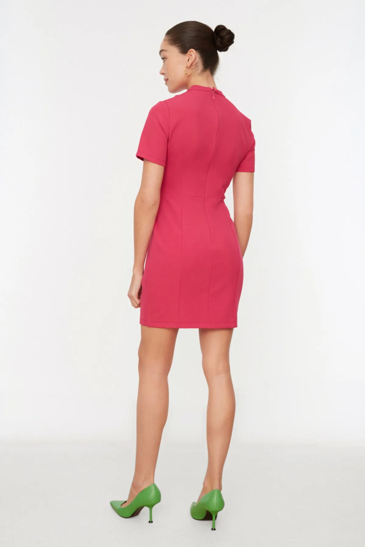 Trendyol Collection  Fuchsiafarbenes Webkleid mit gewebten Knöpfen und Details TWOSS21EL0322