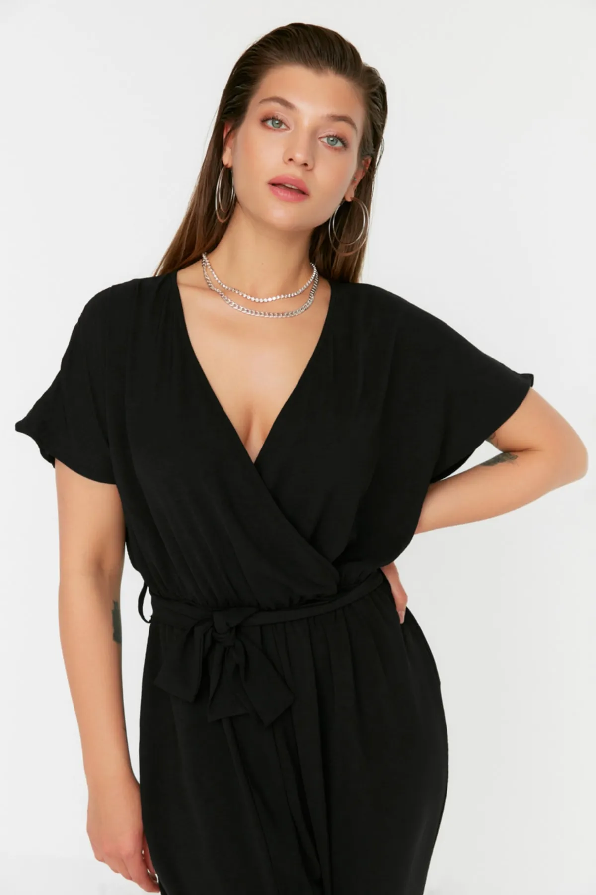 Trendyol Curve  Schwarzer Overall mit Gürtel TBSSS22TU0160