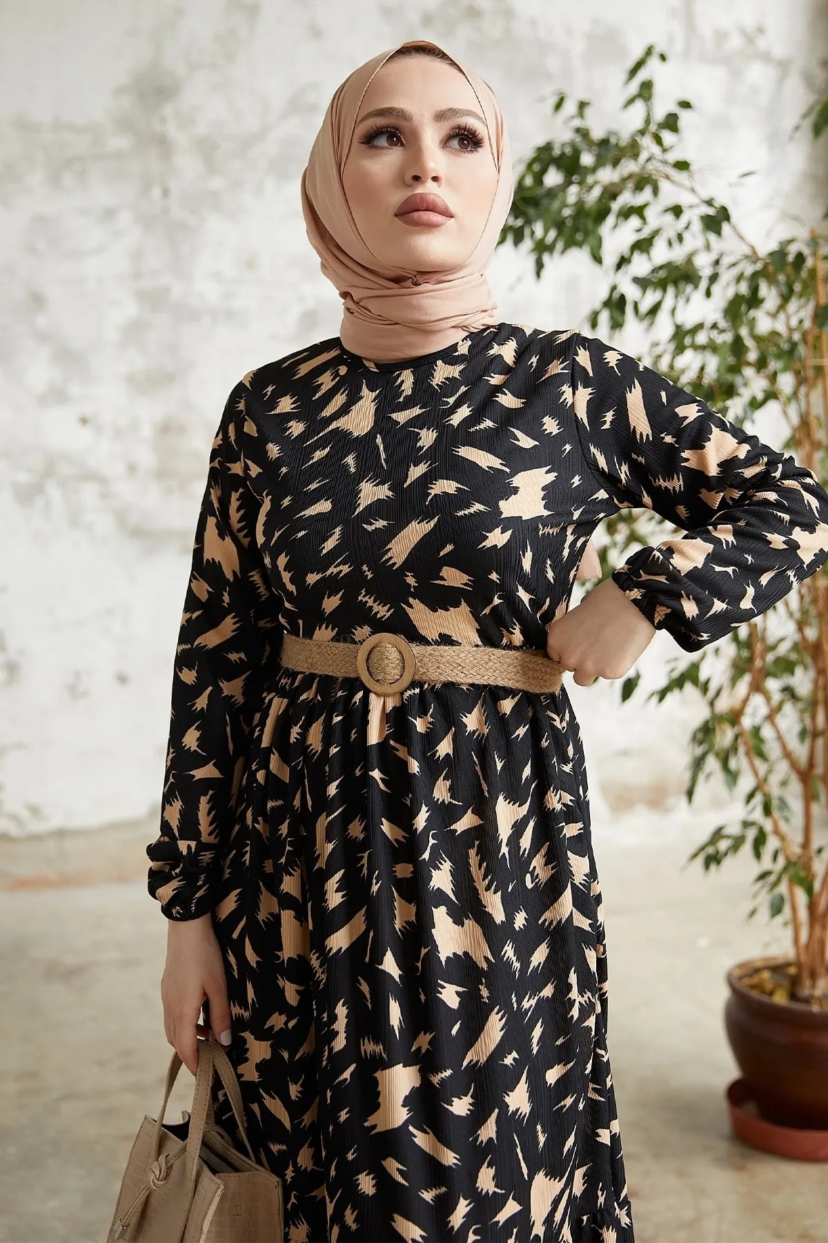 InStyle  Rena Kleid mit Strohgürtelmuster – Schwarz