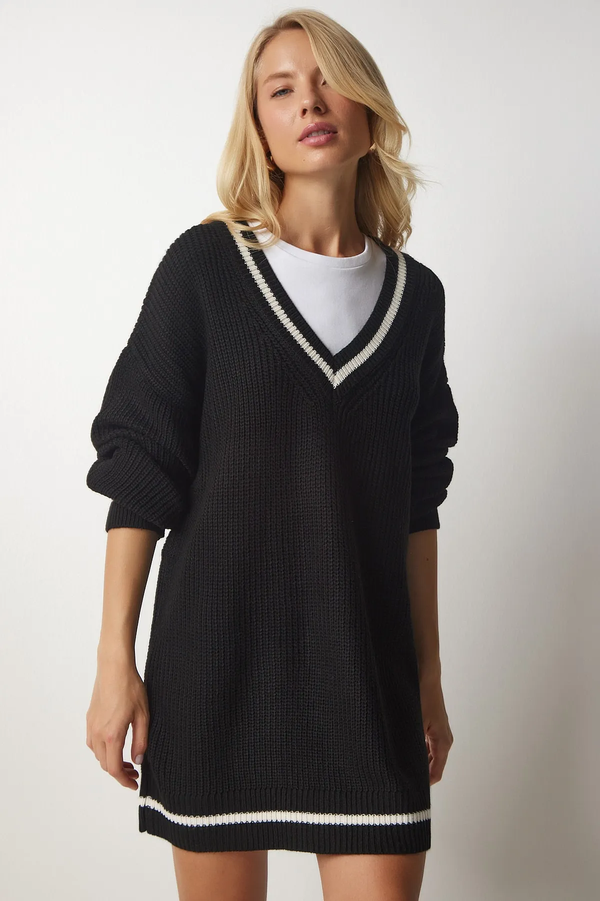 Happiness İstanbul  Schwarzes, langes, übergroßes Strick-Sweatshirt mit V-Ausschnitt für Damen, BP00140