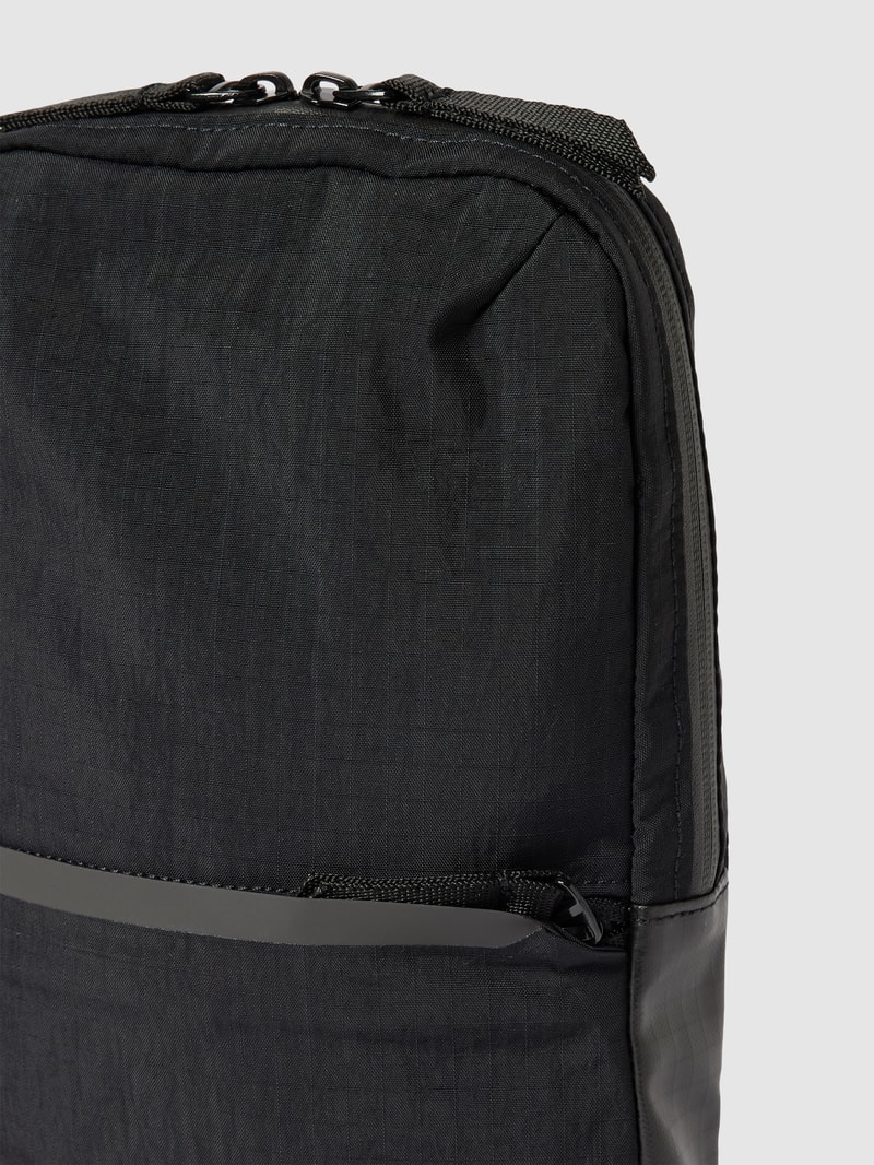 Umhängetasche mit Label-Print in schwarz