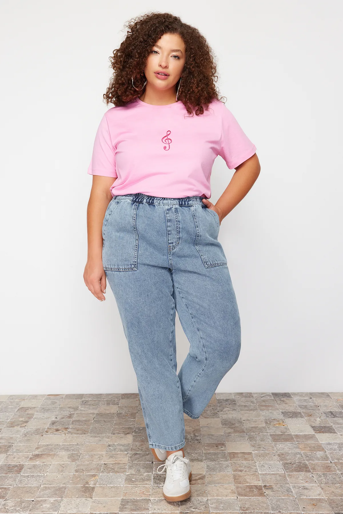 Trendyol Curve  Hellblaue Mom-Fit-Jeans mit elastischem Bund TBBSS24CJ00041