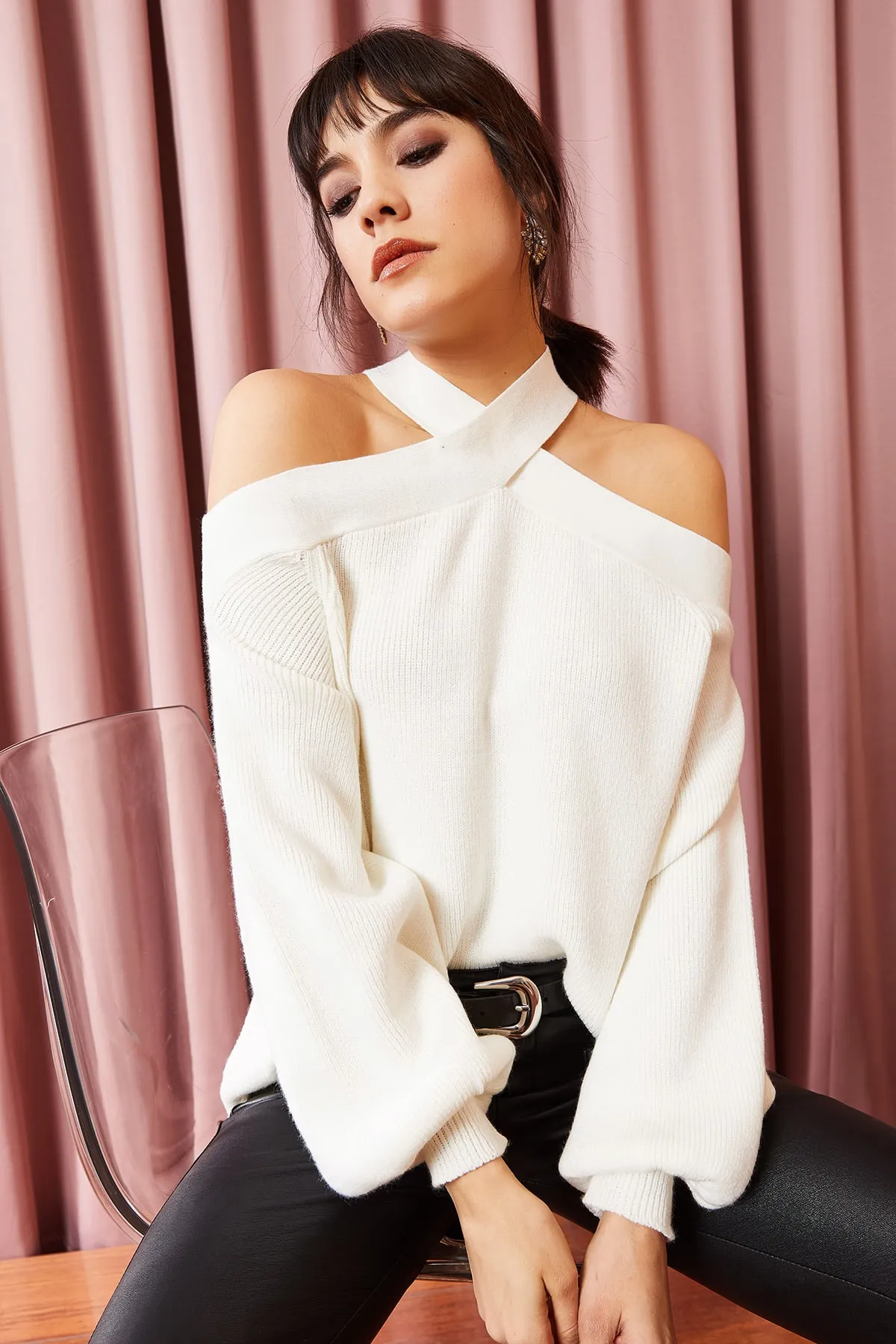 Olalook  Ecrufarbener Strickpullover mit überkreuztem Ausschnitt für Damen KZK-19000192