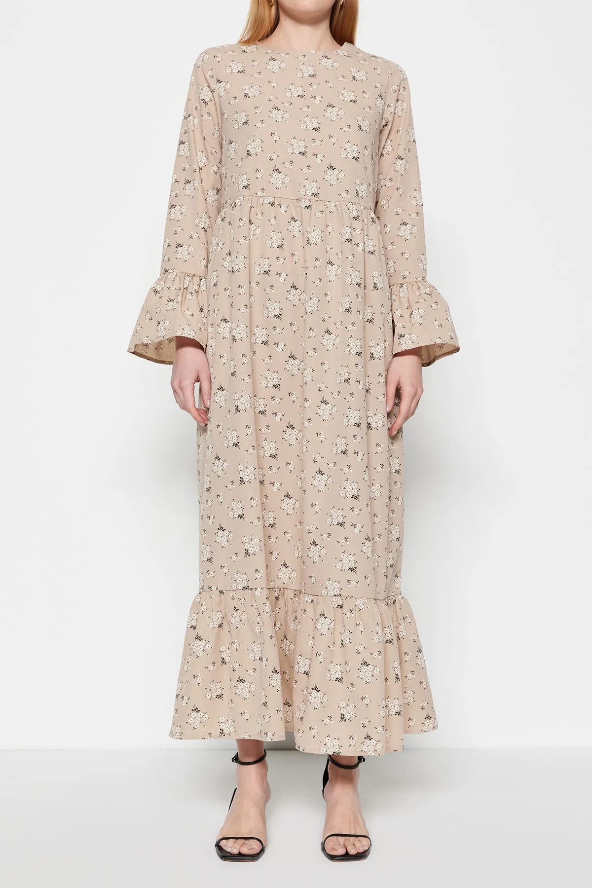 Trendyol Modest  Dunkelbeiges Kleid aus gewebter Baumwolle mit Blumenmuster und Schwungrad-Detail an den Ärmeln TCTSS23EB00273