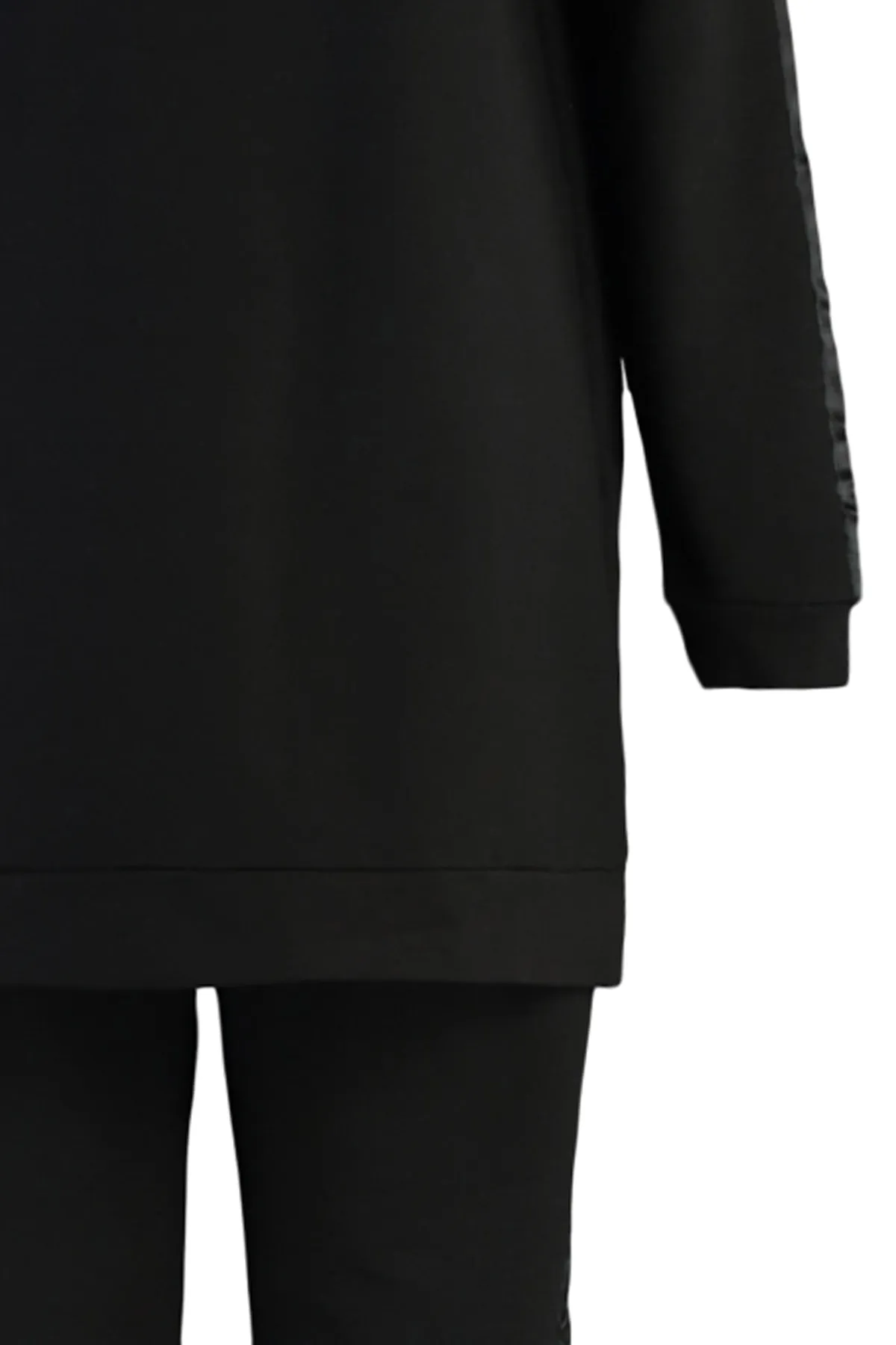 Trendyol Modest  Schwarz gestreiftes, detailliertes Strick-Trainingsanzug-Set TCTAW23EN00049