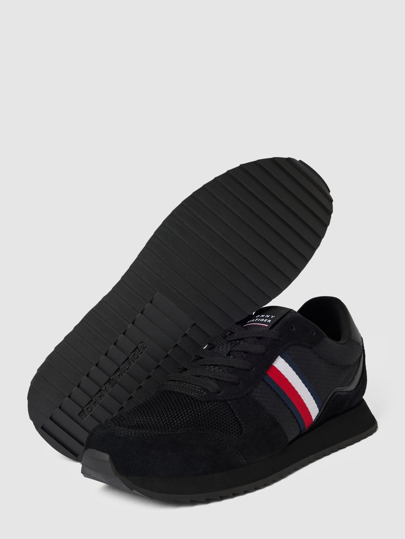 Sneaker in Two-Tone-Machart in schwarz