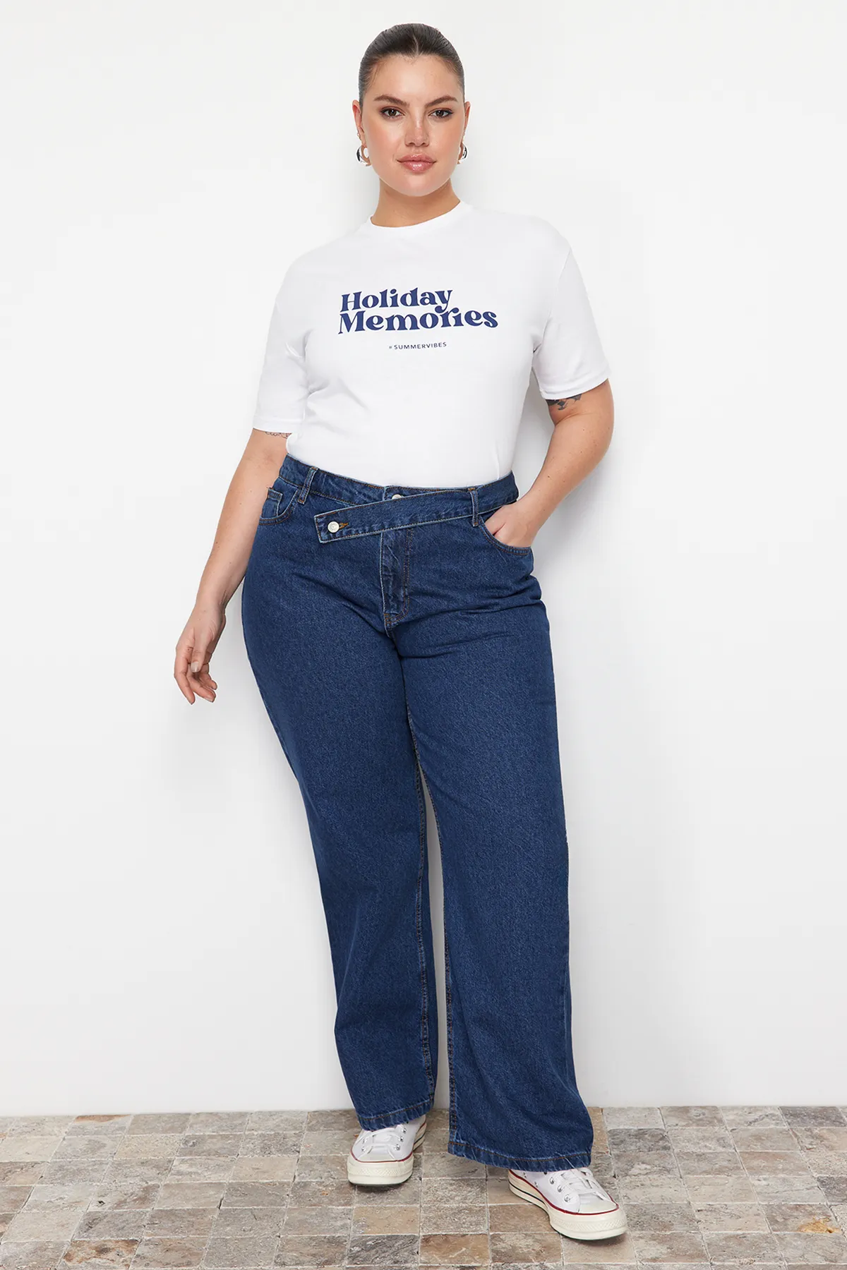 Trendyol Curve  Dunkelblaue Jeans mit geradem Schnitt und detaillierter Taille TBBAW24CJ00003