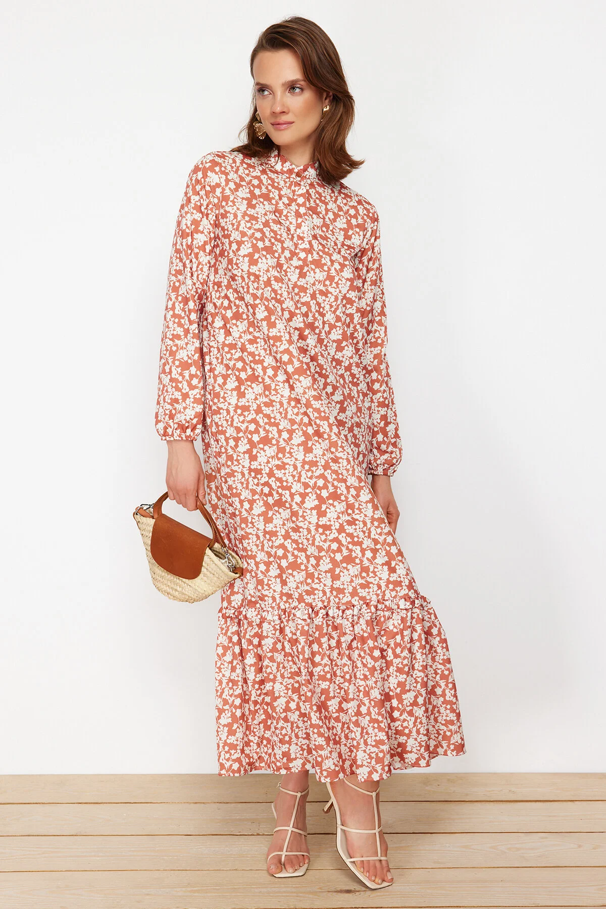 Trendyol Modest  Gewebtes Kleid mit Kachel-Blumendruck, halber Knopfleiste am Saum und Rüschenbesatz, gefüttert TCTSS21EL3353