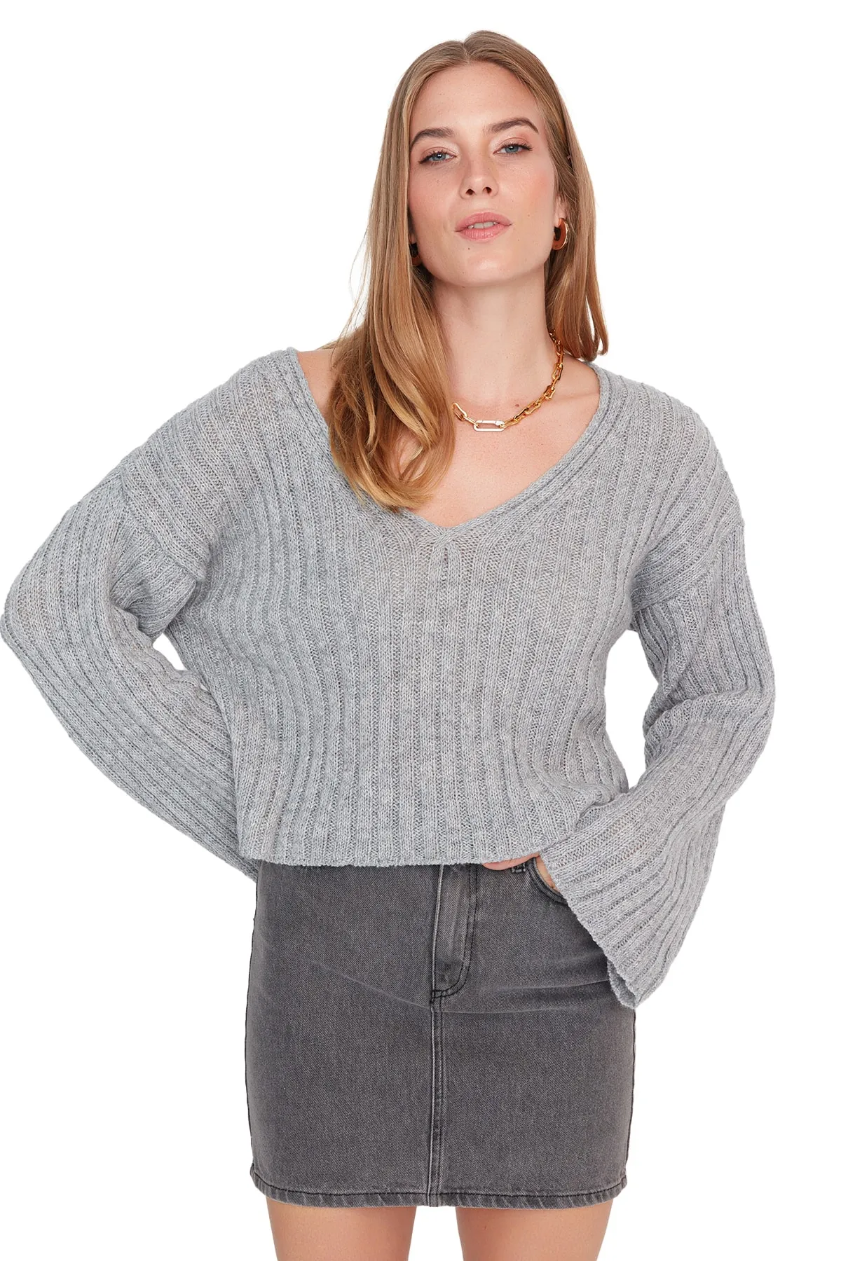 Trendyol Collection  Grauer, kurzer Basic-Strickpullover aus Wolle mit weiter Passform TWOAW23KZ01844