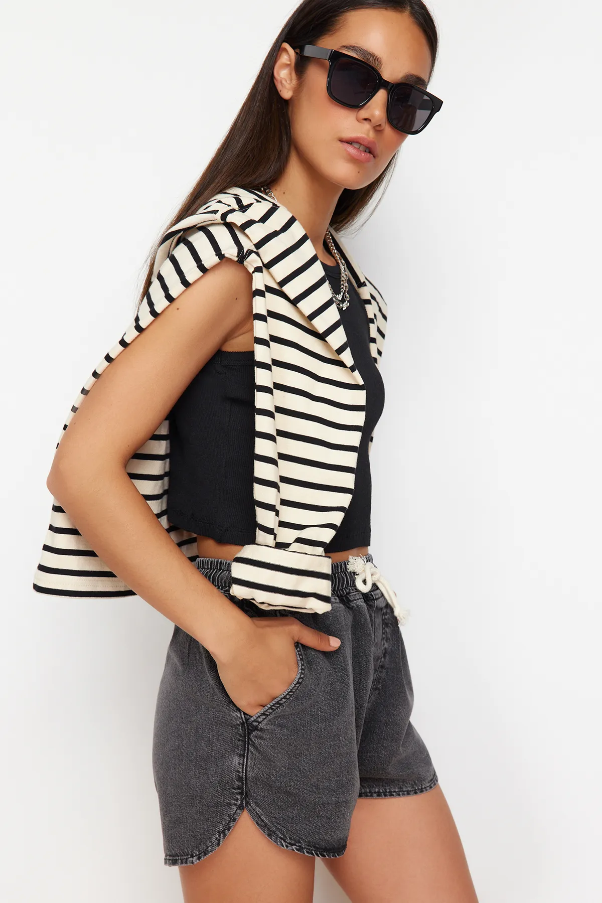 Trendyol Collection  Schwarze Jeansshorts mit hoher Taille und elastischem Bund TWOSS24SR00133