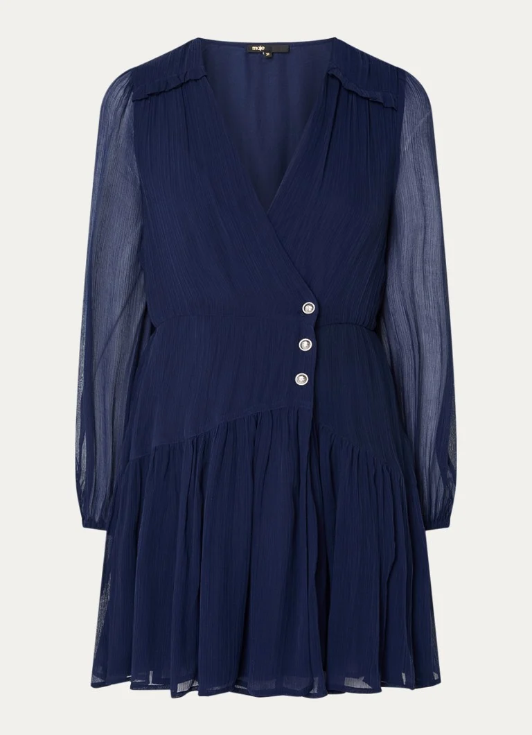 Maje, o rochie-tunic scurtă, semitransparentă, cu mâneci bufante.