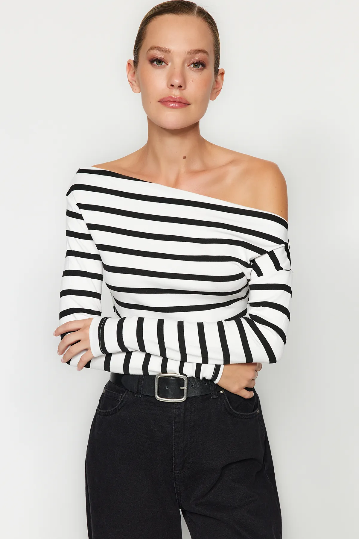 Trendyol Collection  Schwarz-weiß gestreifte, hochwertige, dehnbare Strickbluse aus weichem Stoff mit U-Boot-Ausschnitt und tailliertem Schnitt TWOAW24BZ00227