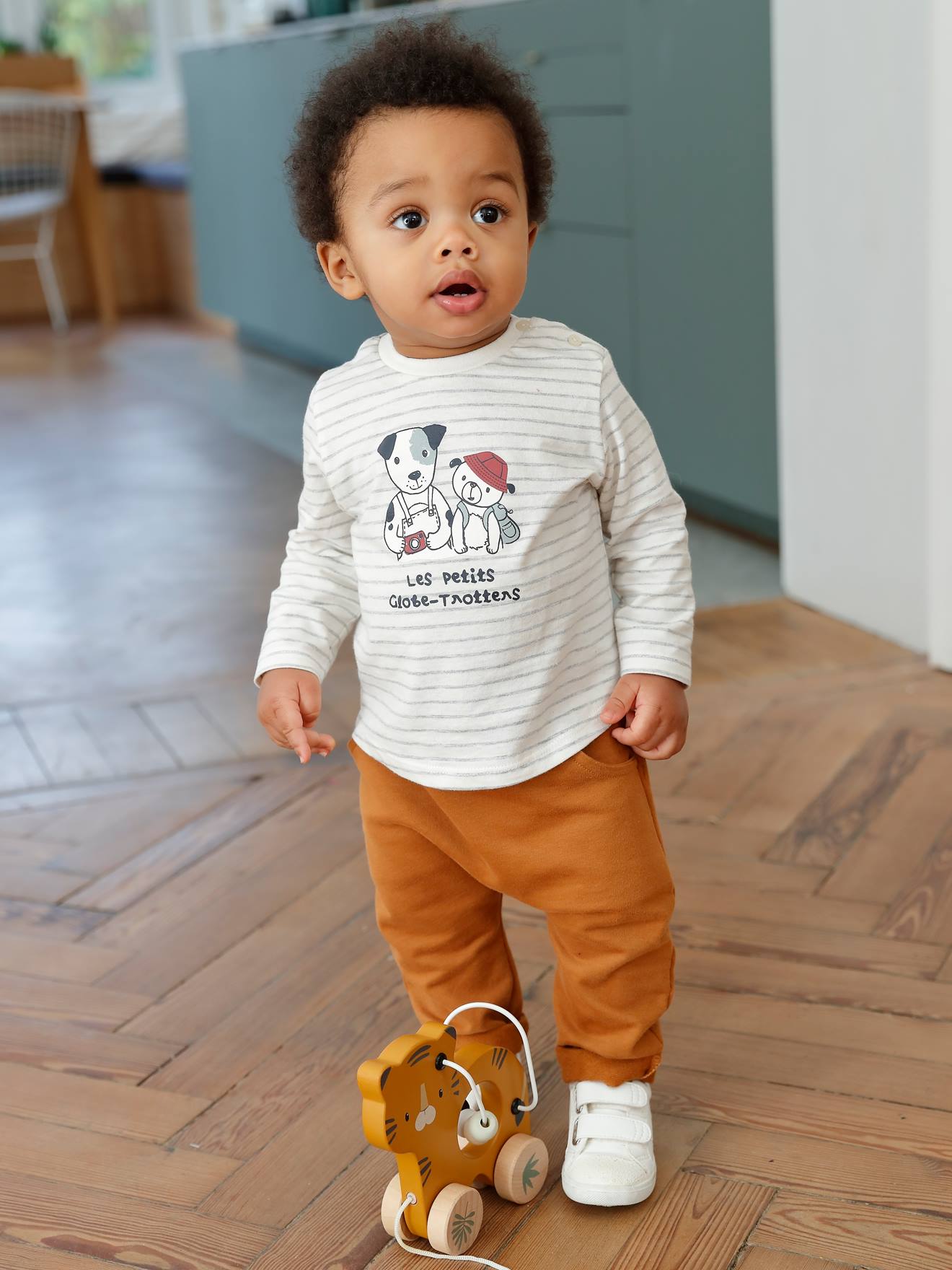 Ensemble T-shirt et pantalon molleton bébé rayé / caramel