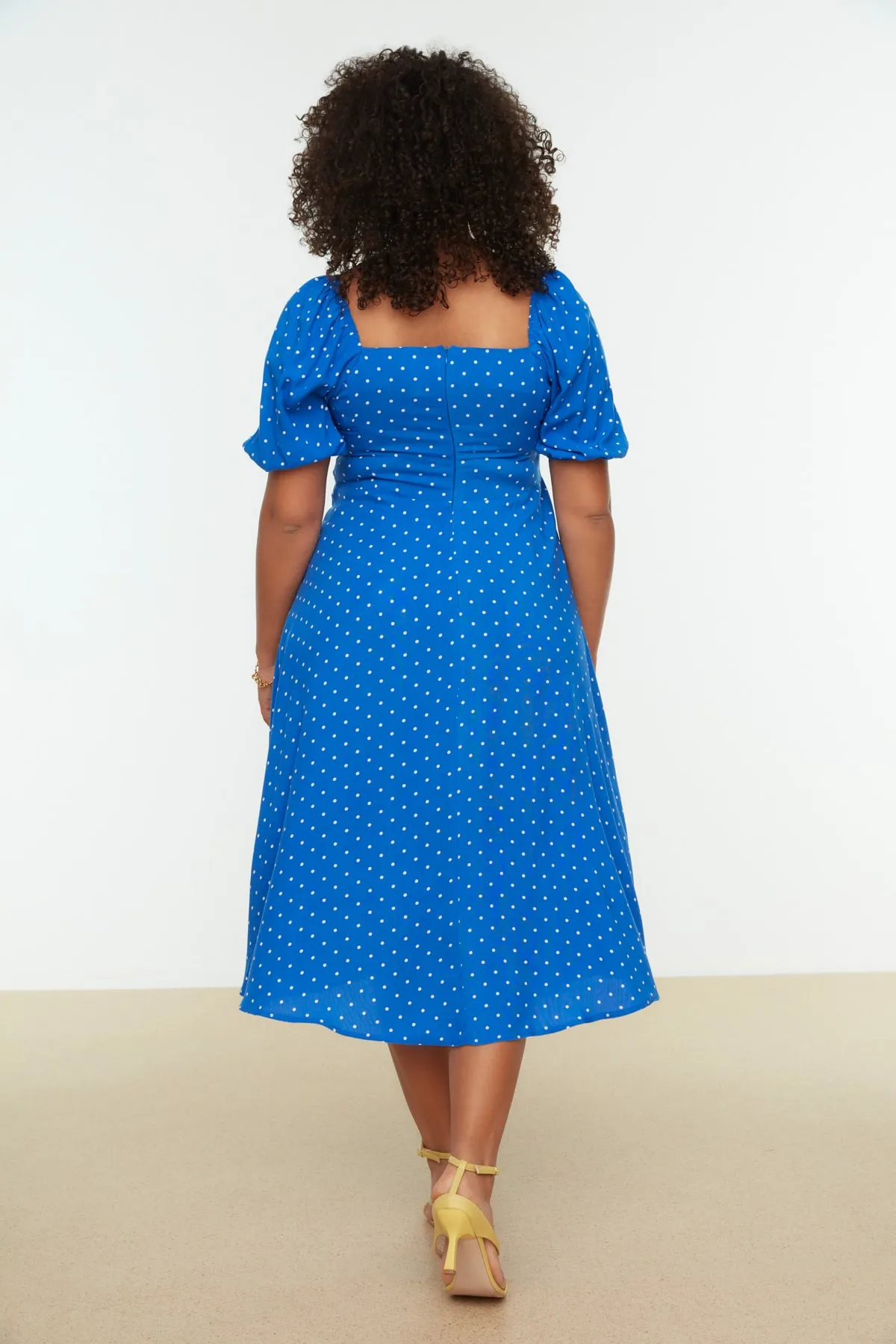 Trendyol Curve  Blaues, gepunktetes Webkleid TBSSS22EL1712