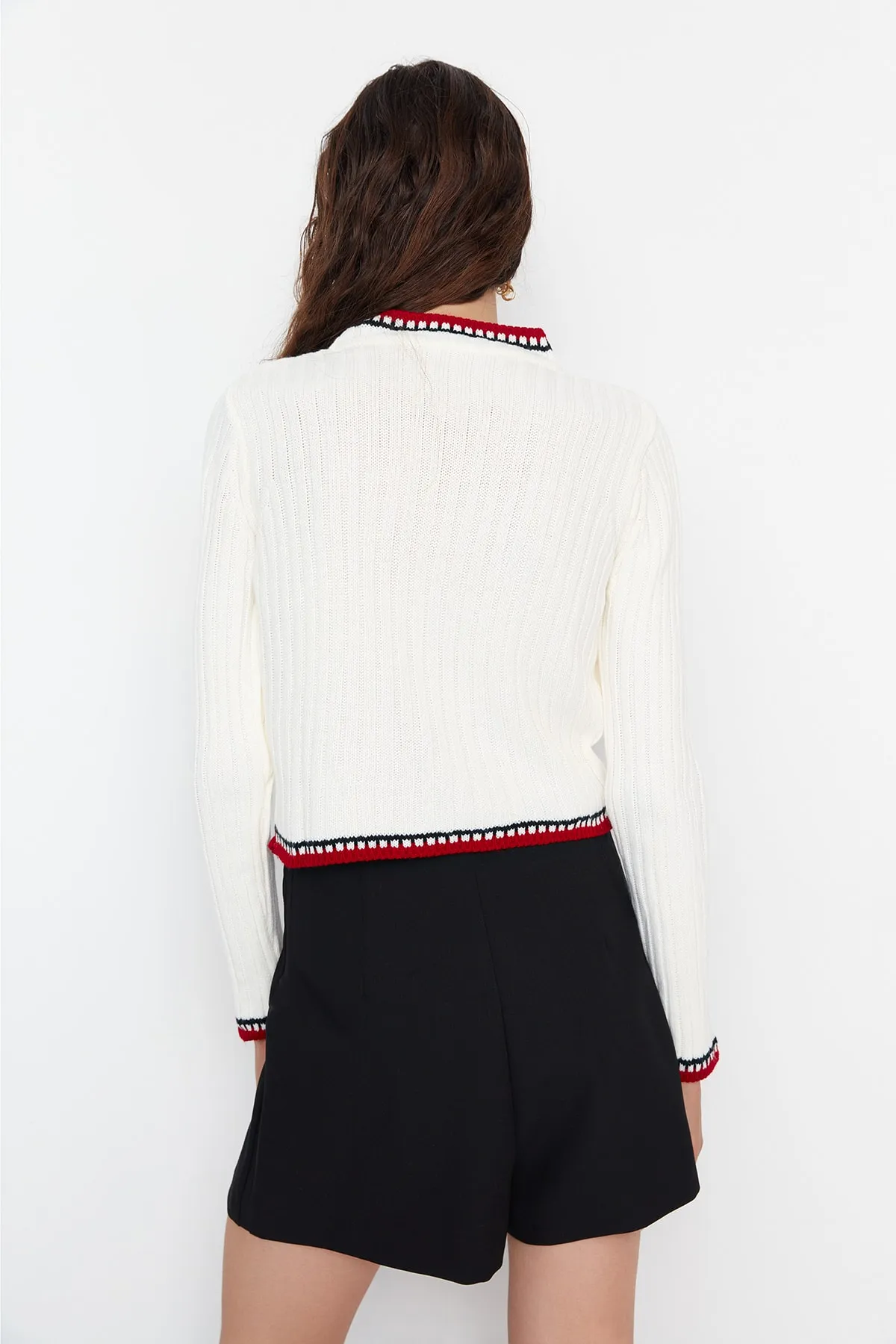 Trendyol Collection  Ecrufarbene, kurze Strickjacke TWOAW23HI00550