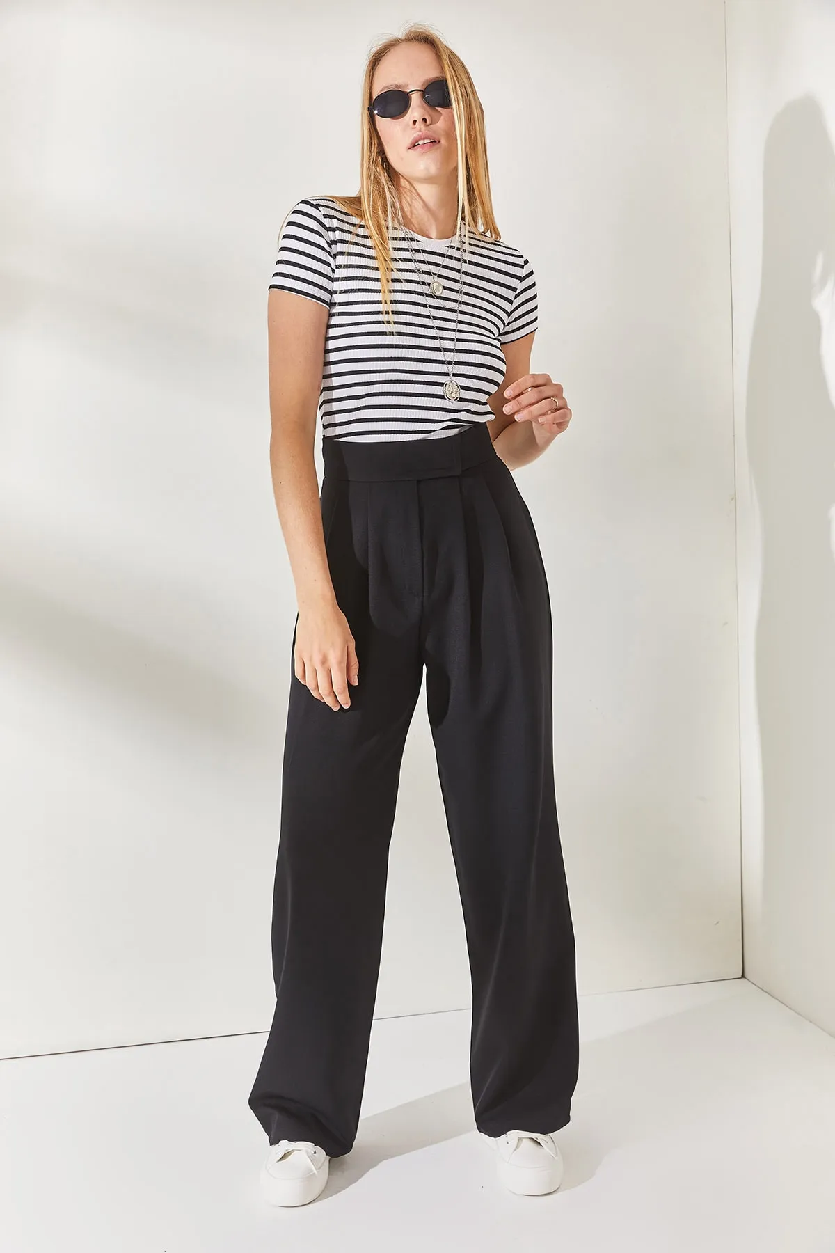 Olalook  Schwarze, plissierte Palazzo-Hose mit Klettverschluss am Bund PNT-19000222