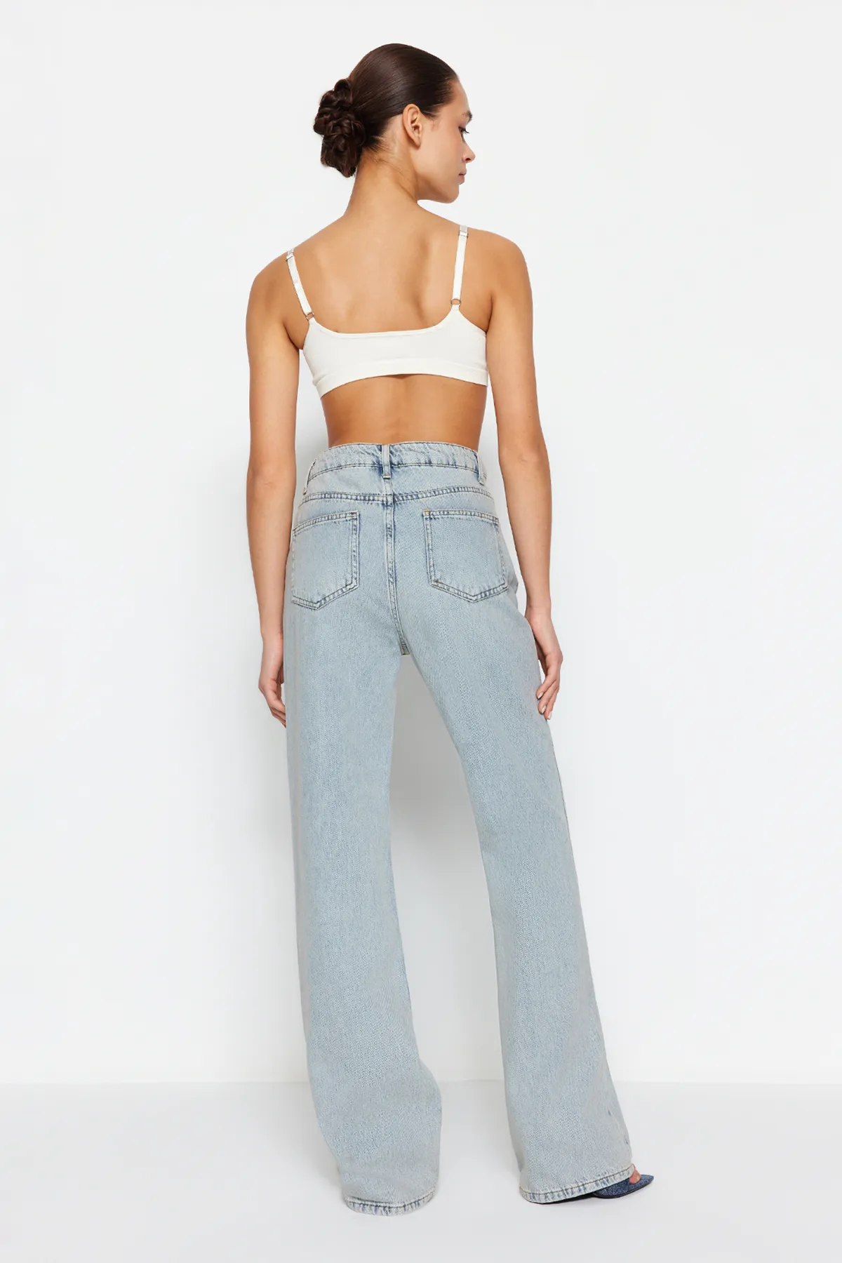 Trendyol Collection  Hellblaue Jeans mit hoher Taille und weitem Bein TWOSS24JE00022