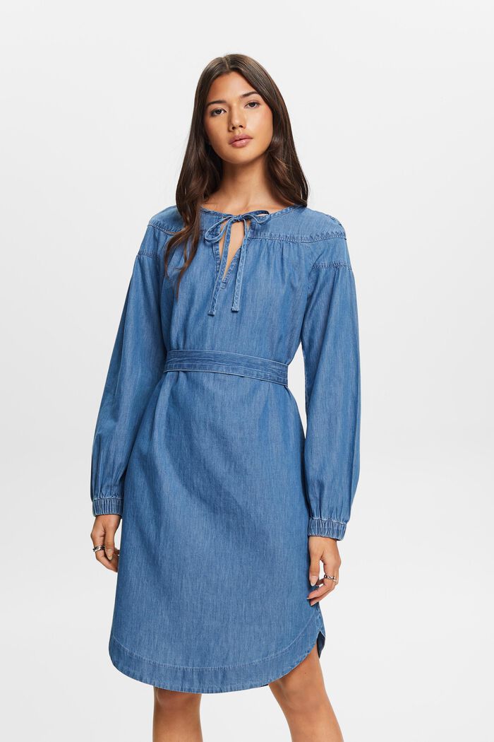 Leichtes Jeanskleid mit Bindegürtel