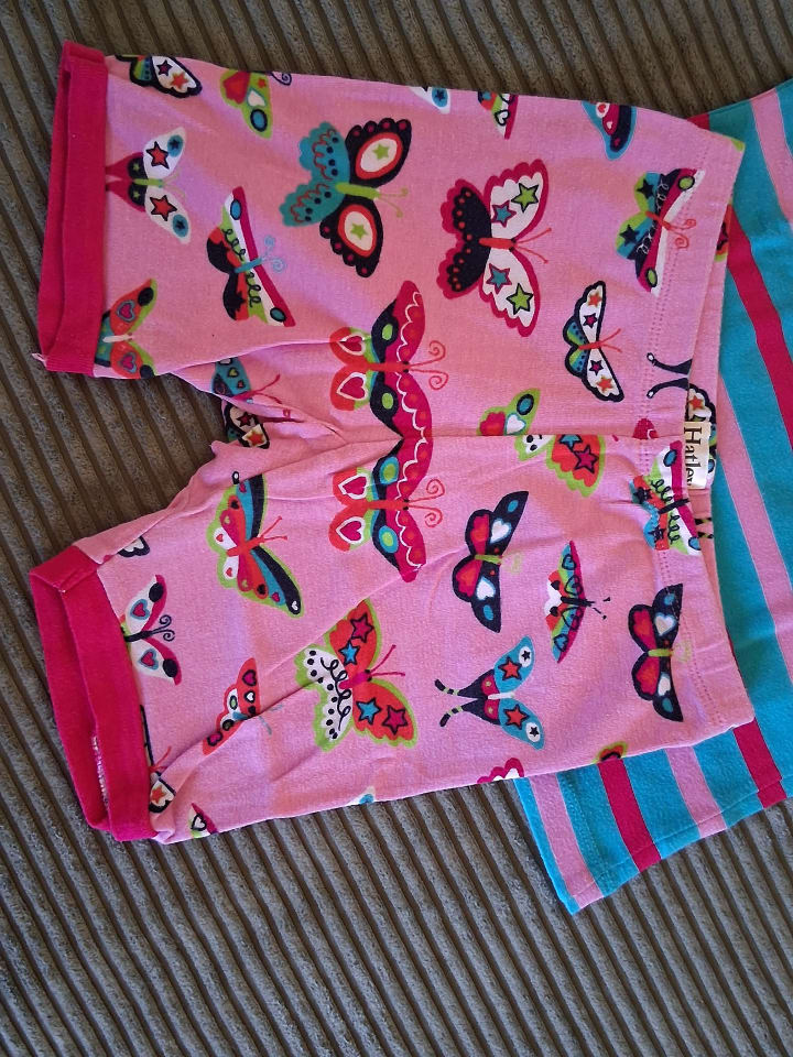 Hatley 🦋 Pyjama ⭐ kurzer Schlafanzug ⭐ Blau Rosa 🦋 Schmetterling 🦋 ...er wurde gerne getragen... Waschspuren vorhanden... sonst noch in einem guten Zustand günstig kaufen 128