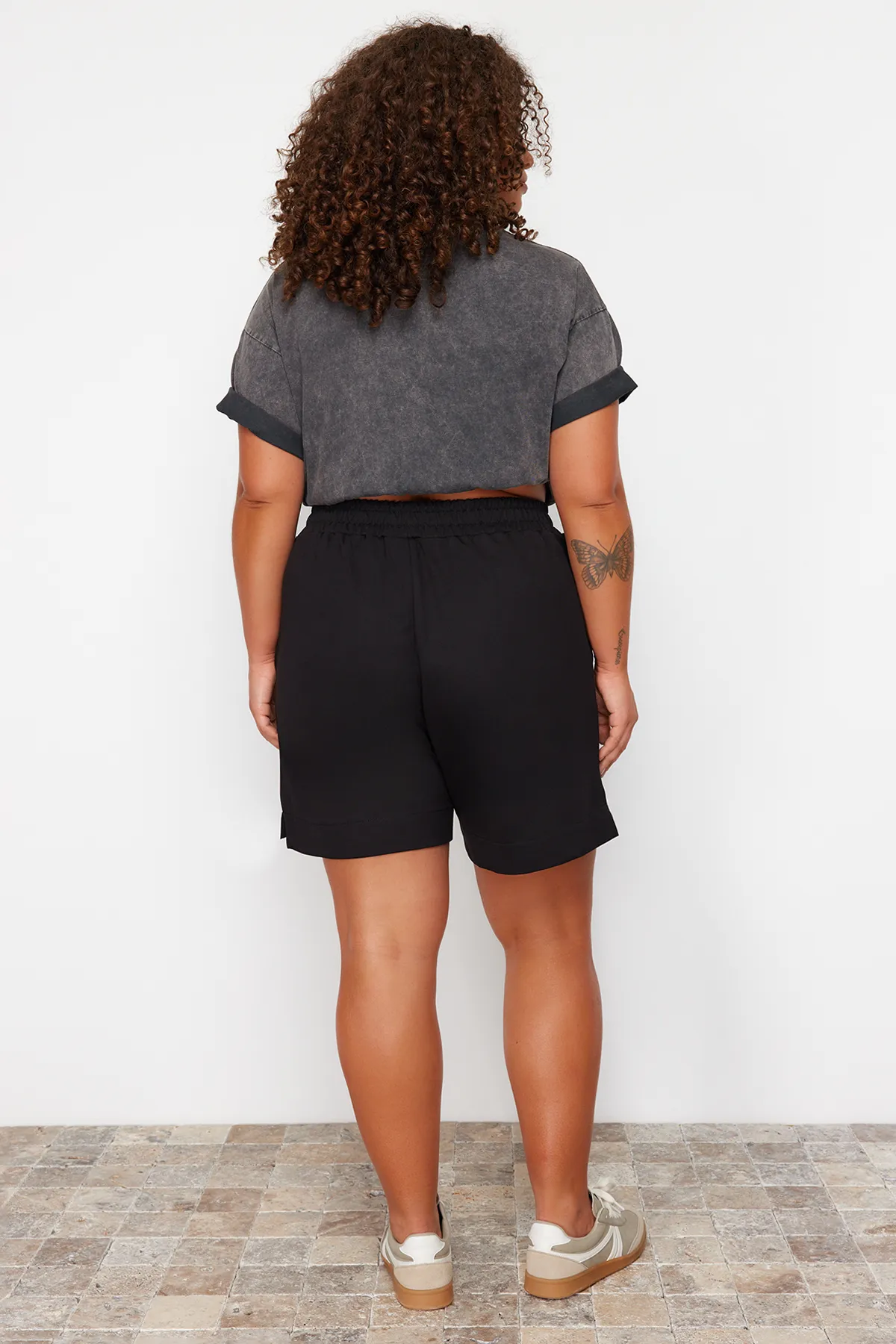 Trendyol Curve  Schwarze Strickshorts und Bermuda mit Knopfdetail TBBSS24AP00020
