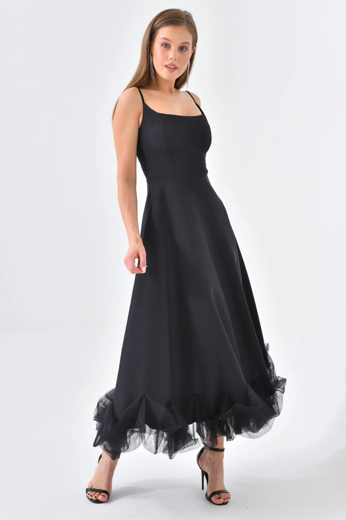 lovebox  Schwarzes Abendkleid in Midilänge mit schmalen Trägern, ausgestelltem Rock aus Baumwollatlasgewebe und Tülldetail 9326