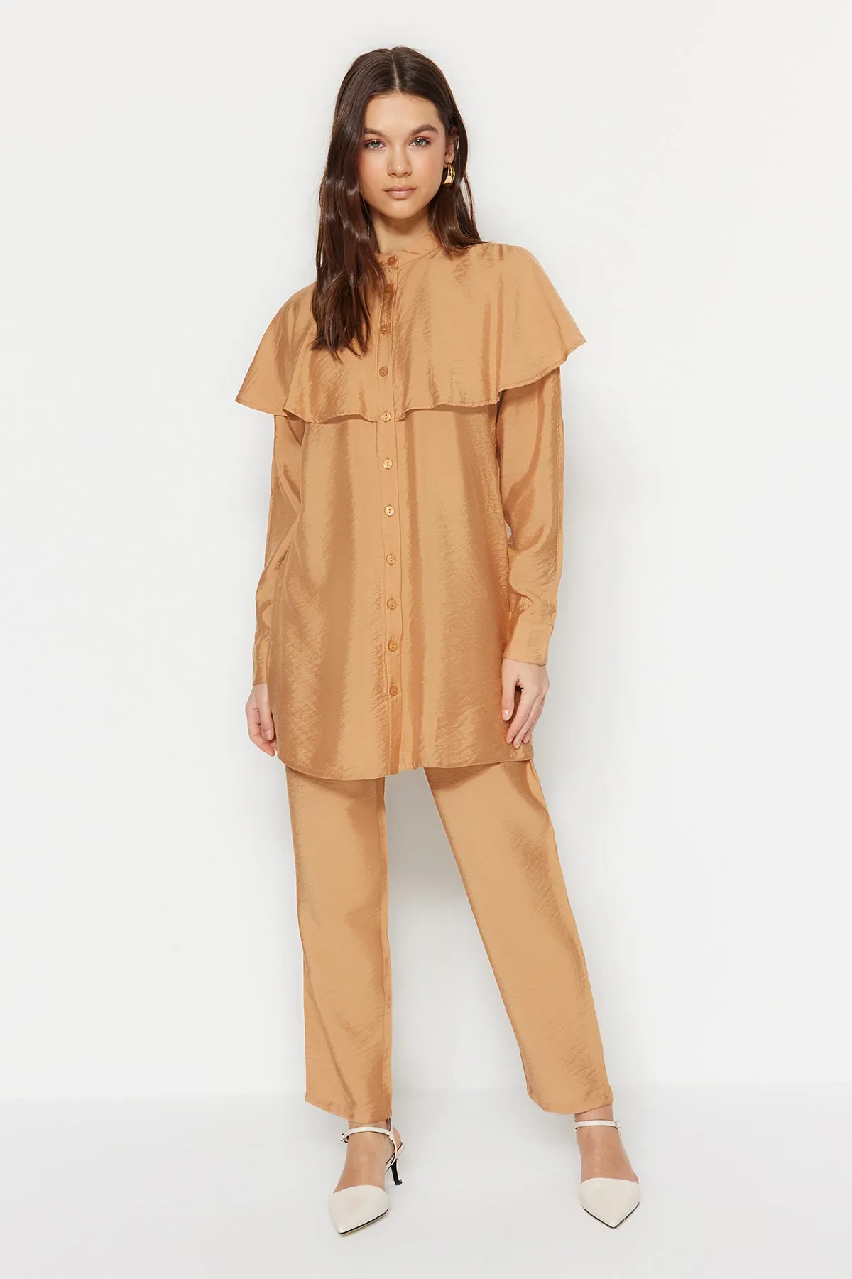 Trendyol Modest  Kamelfarbenes, gewebtes Hemd-Hosen-Set mit Schwungrad-Details TCTSS23US00091
